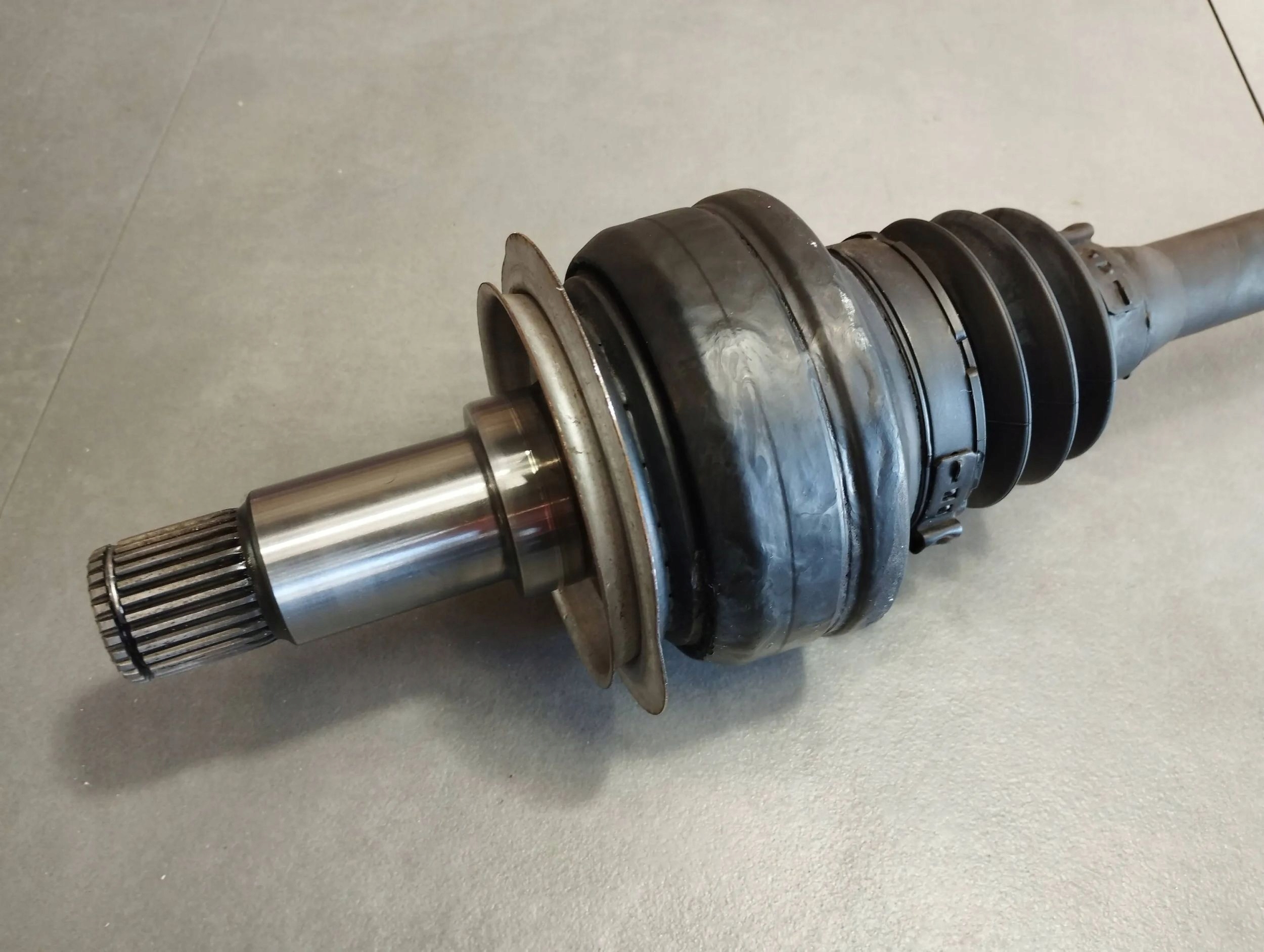 Mercedes-Benz CLS C218 semi-axis rear part A2043570301