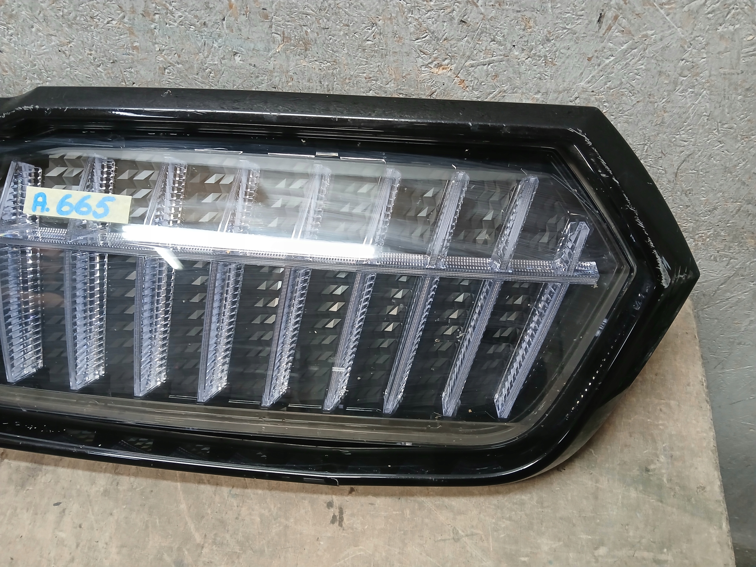 Grille SKODA ENYAQ 5LA941107A