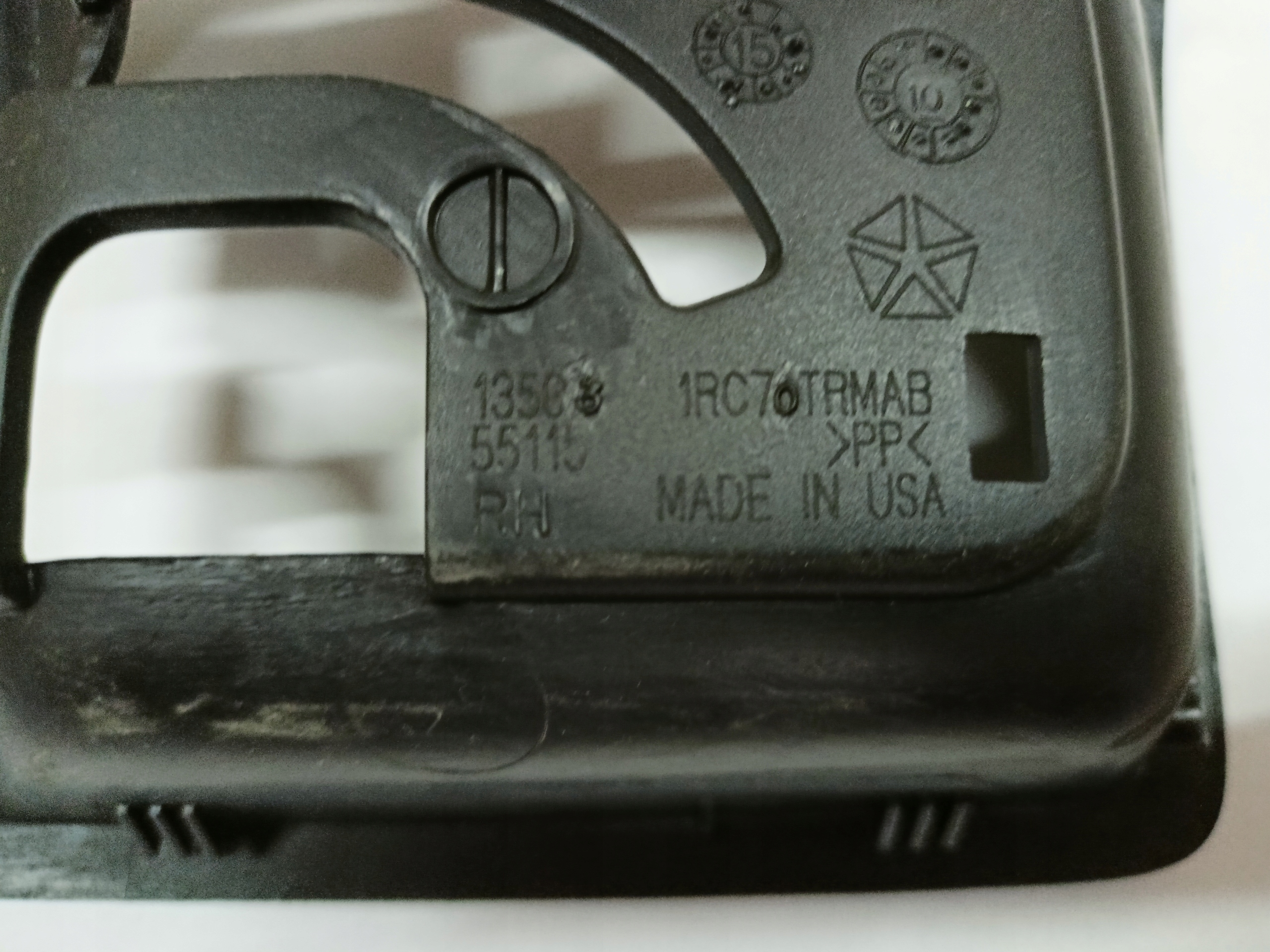 OBUDOWA PLASTIK RAMKA KLAMKI PRAWA PRAWY JEEP JK 1RC7TRMAB 1RC70DX9AB Producent części Mopar