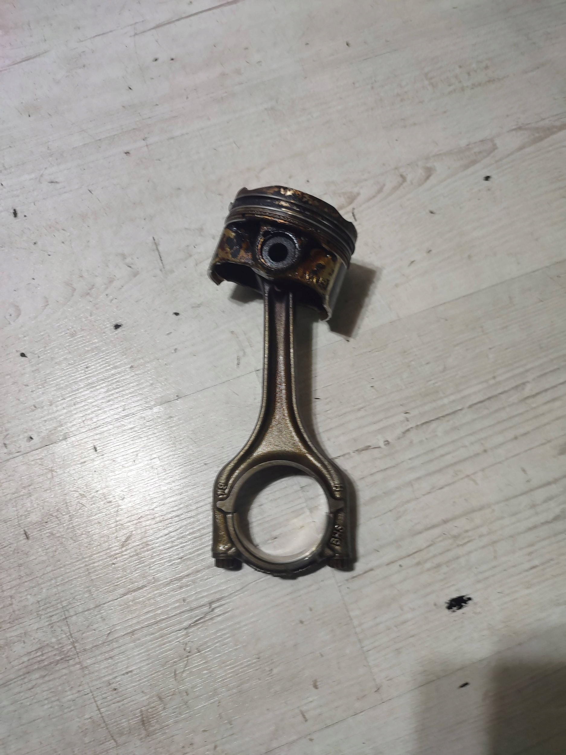 Volkswagen Touran III 2020 piston with connecting rod