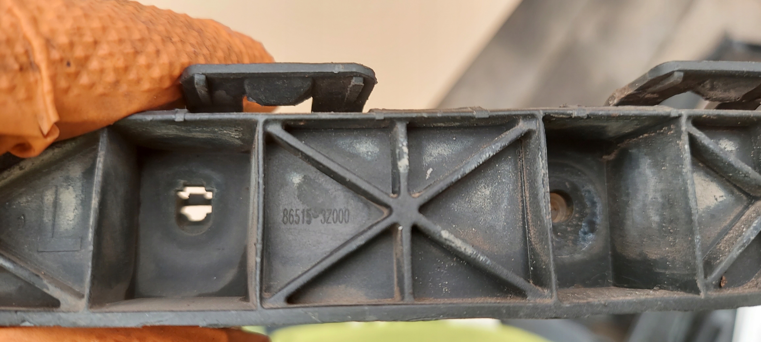 bumper bracket left front HYUNDAI I40 86515-3Z000