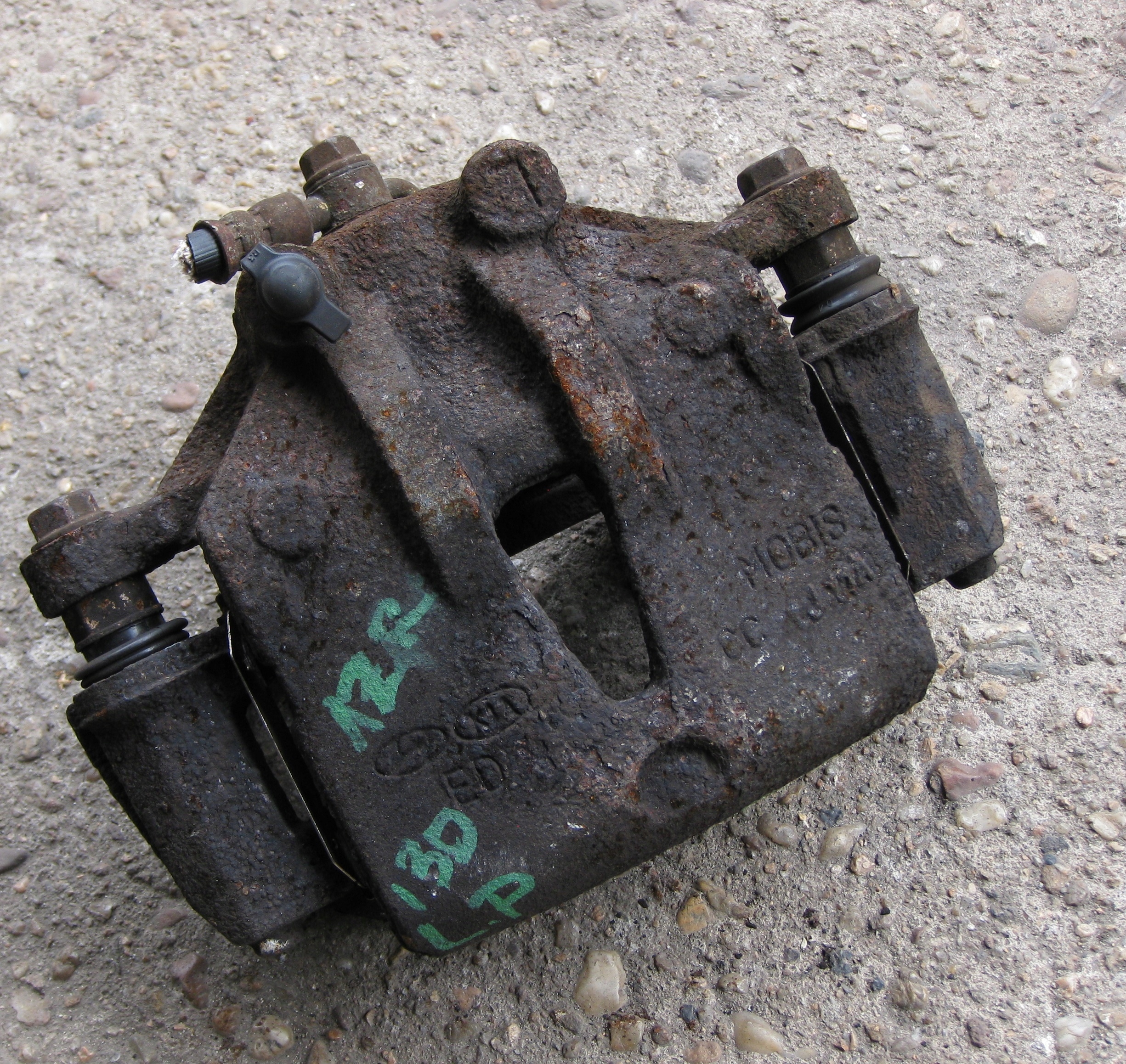 HYUNDAI I30 KOMBI 12R 1.6 CRDI caliper brake left front
