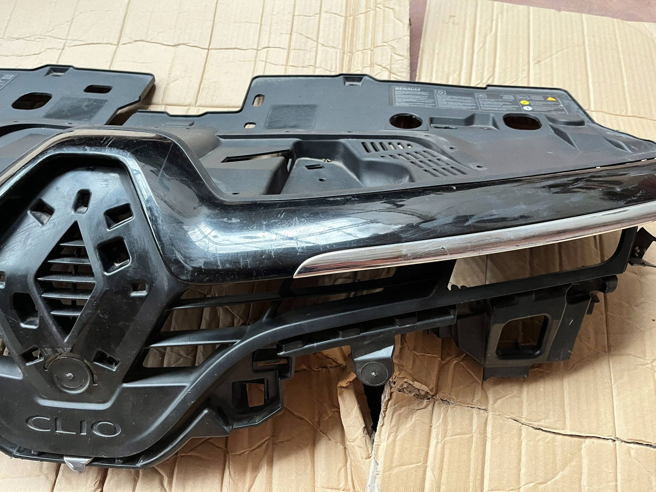 grill front RENAULT CLIO IV 622561433R @M