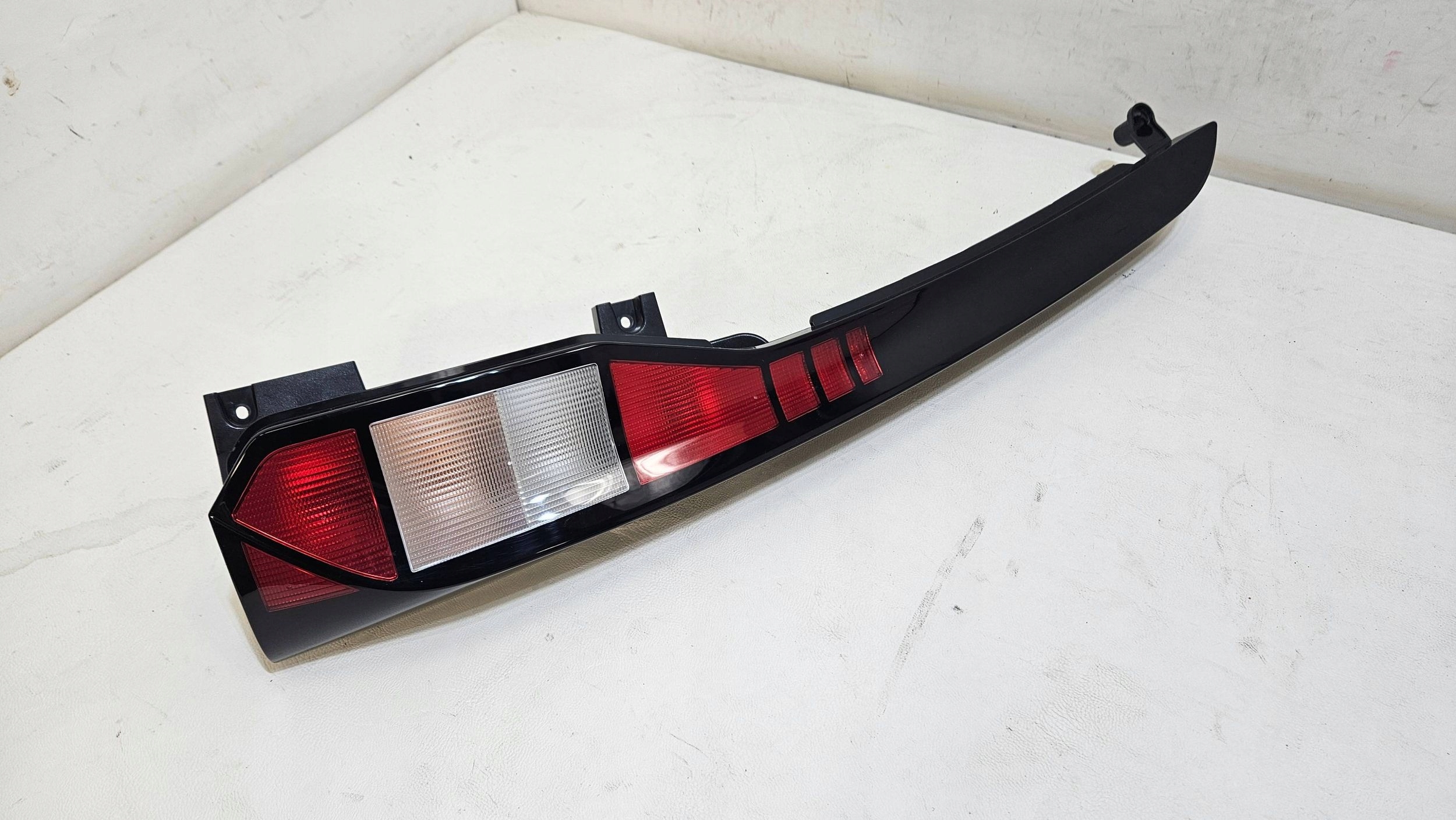 LAMPA PRAWA TYŁ TYLNA VW CADDY IV 2K7945096A