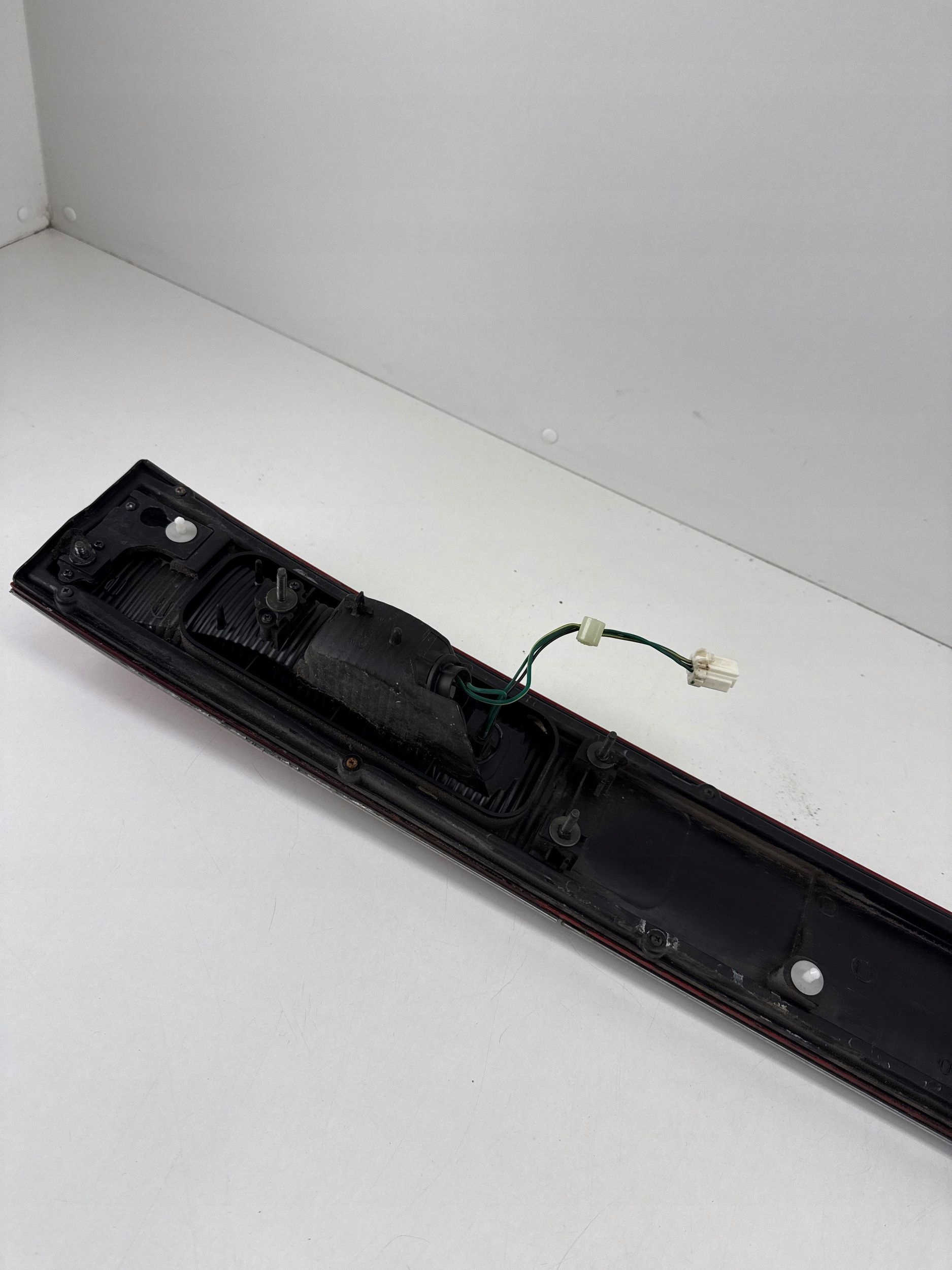 nissan ELGRAND 2004 фонарь в крышке багажника