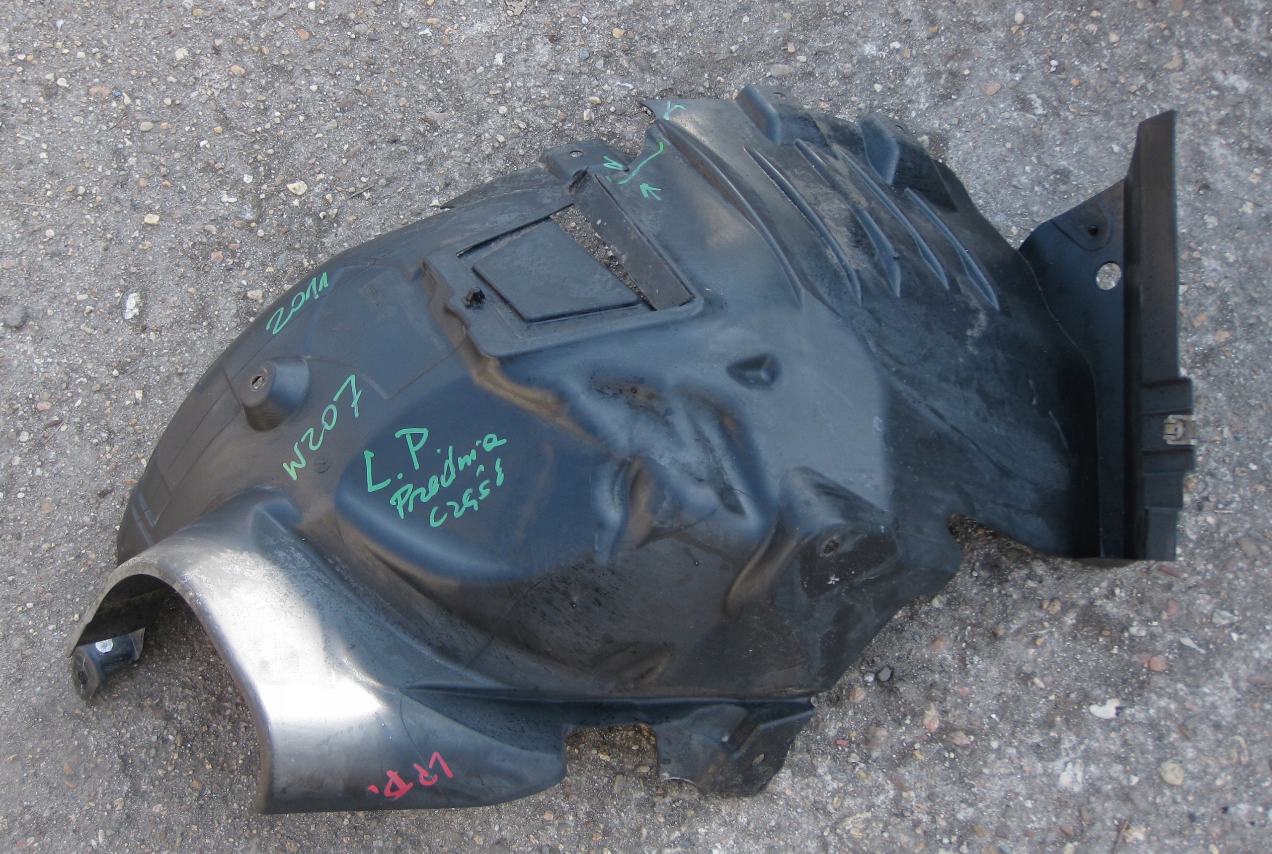 MERCEDES W207 3.0 CDI 11R mudguard left front A2076901830