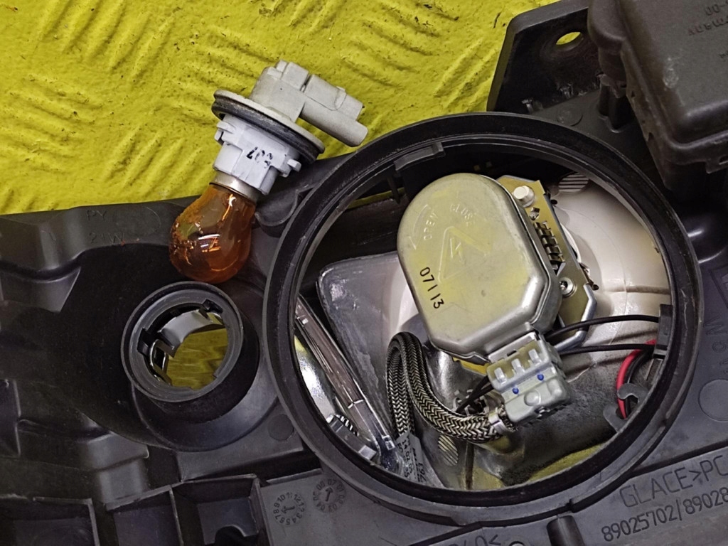 RENAULT LAGUNA II REFLEKTOR light left front XENON 7701474502