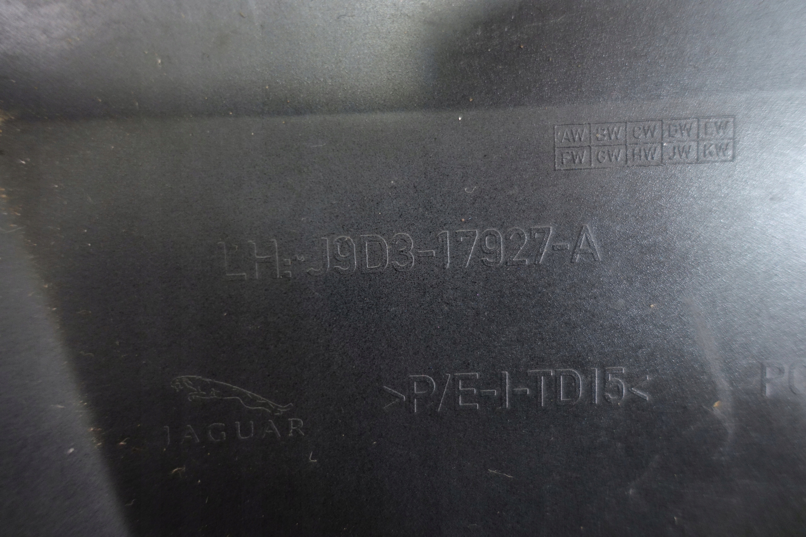 JAGUAR und-PACE 2018- Ecke der Stoßstange links heck J9D3-17927-A