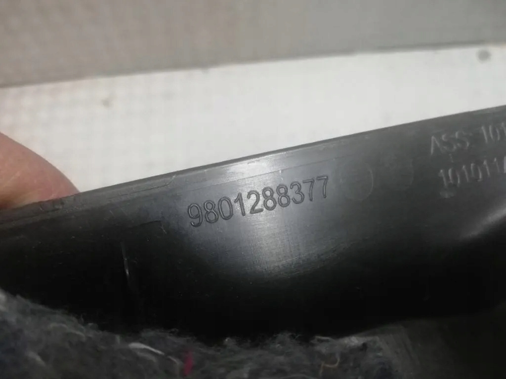 OSŁONA TAPICERKA PASA TYLNEGO CITROEN C4 CACTUS Numer katalogowy części 9801288377