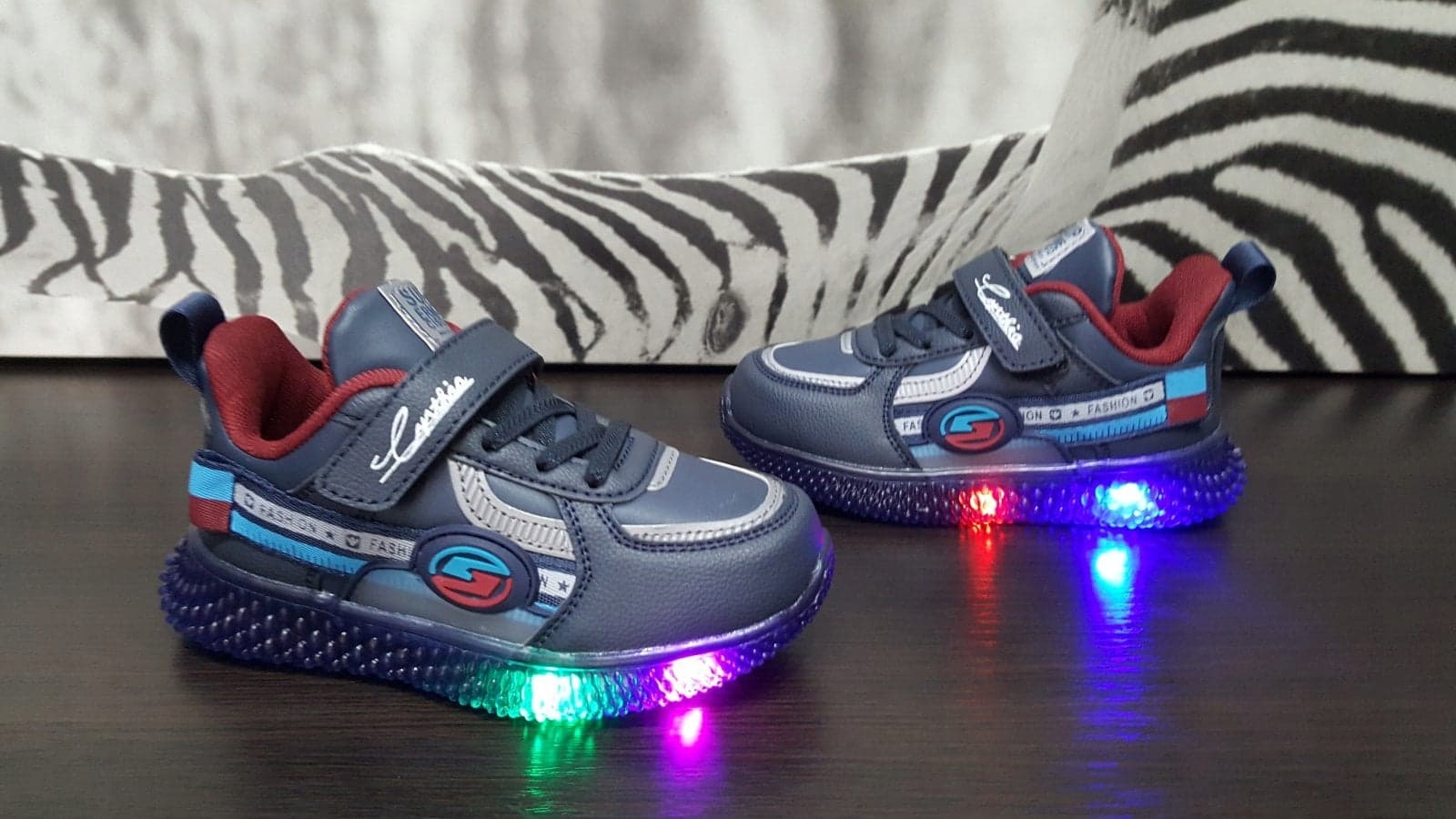 PIĘKNE DZIECIĘCE BUTY Z LED ADIDASY MIGAJĄCE N R21 Kod producenta 061171