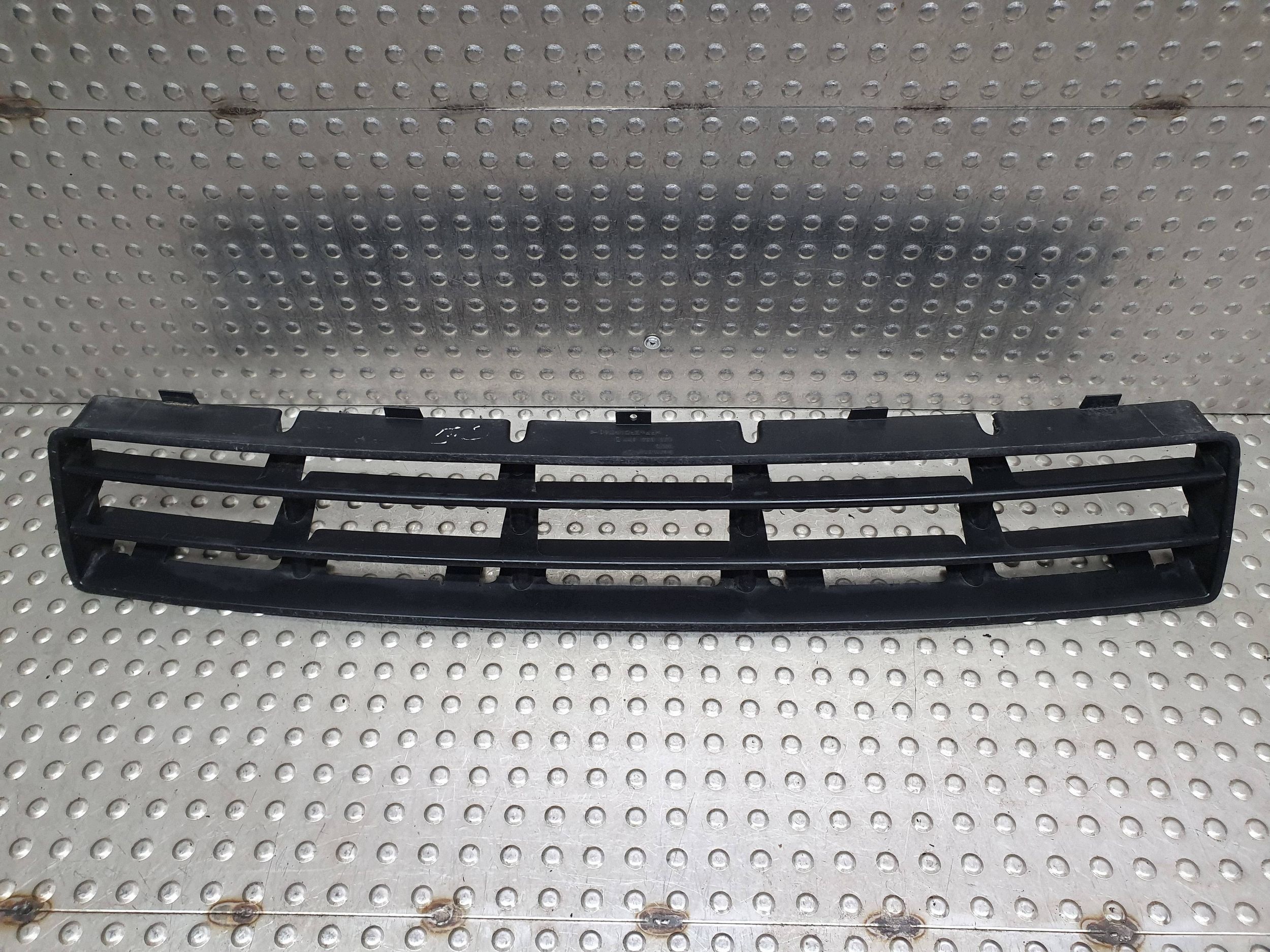 grid of a bumper front central original 1J0853677D VW GOLF IV