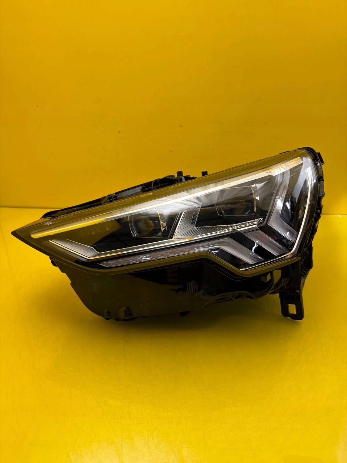 light left Audi Q3 83A Full Led Matrix 83A941035