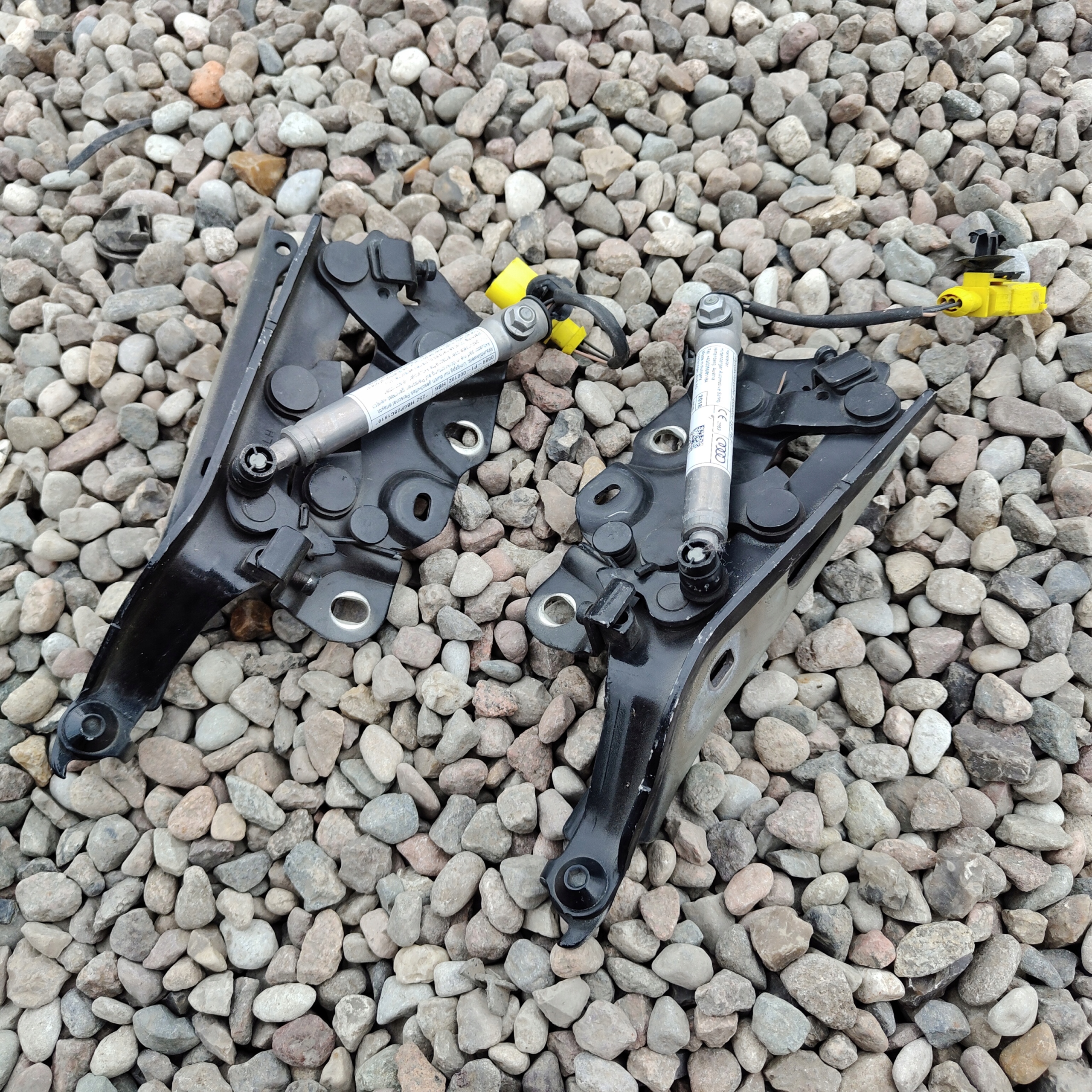 bonnet hinges right left PIROTECHNICZNE AUDI A3 8V