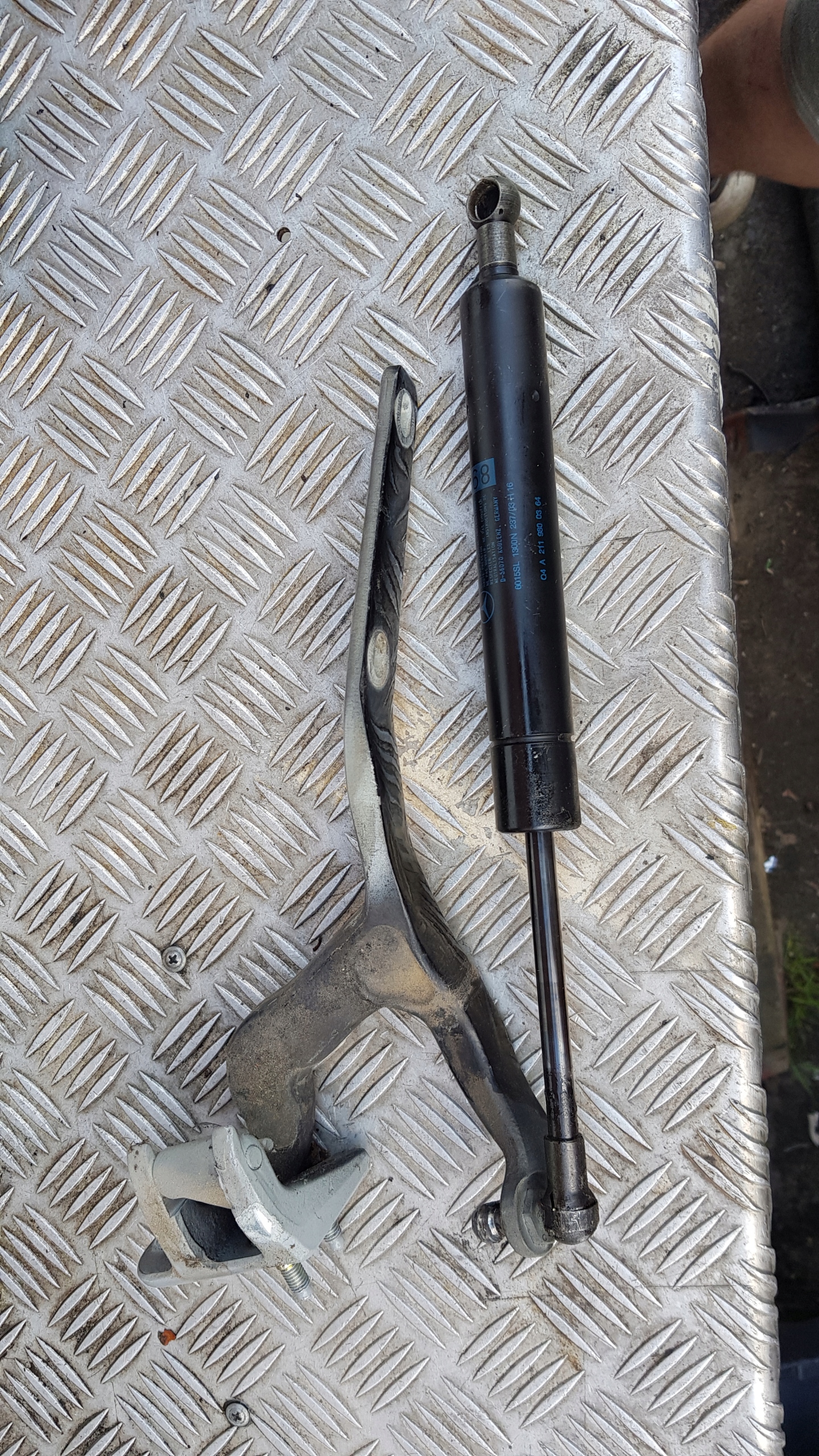 MERCEDES W211 KOMBI hinge bonnet boot left / right damper 1SZTUKA