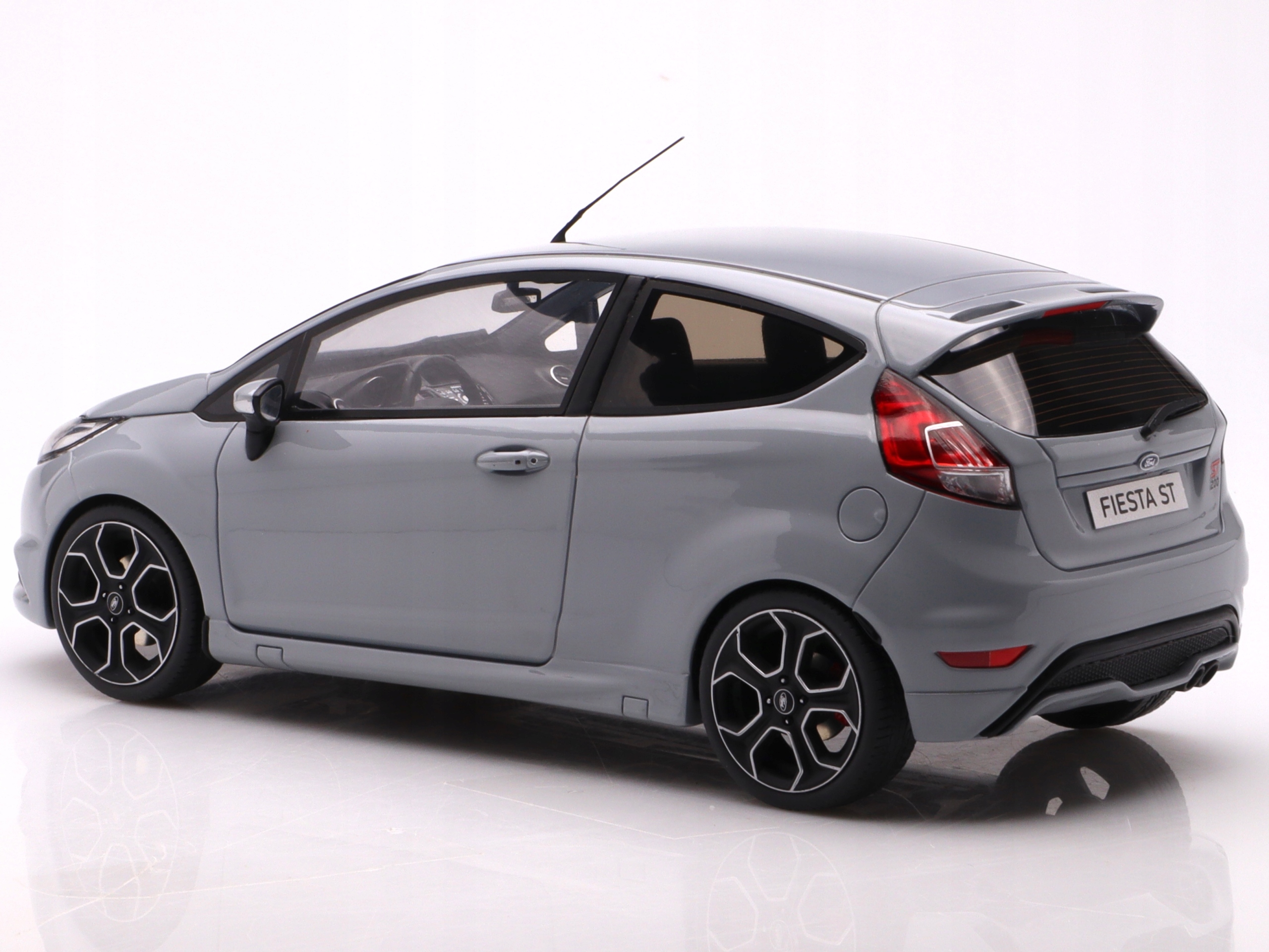 Model samochodu Ford Fiesta ST200 - 2016, grey Otto mobile 1:18 Model Ford