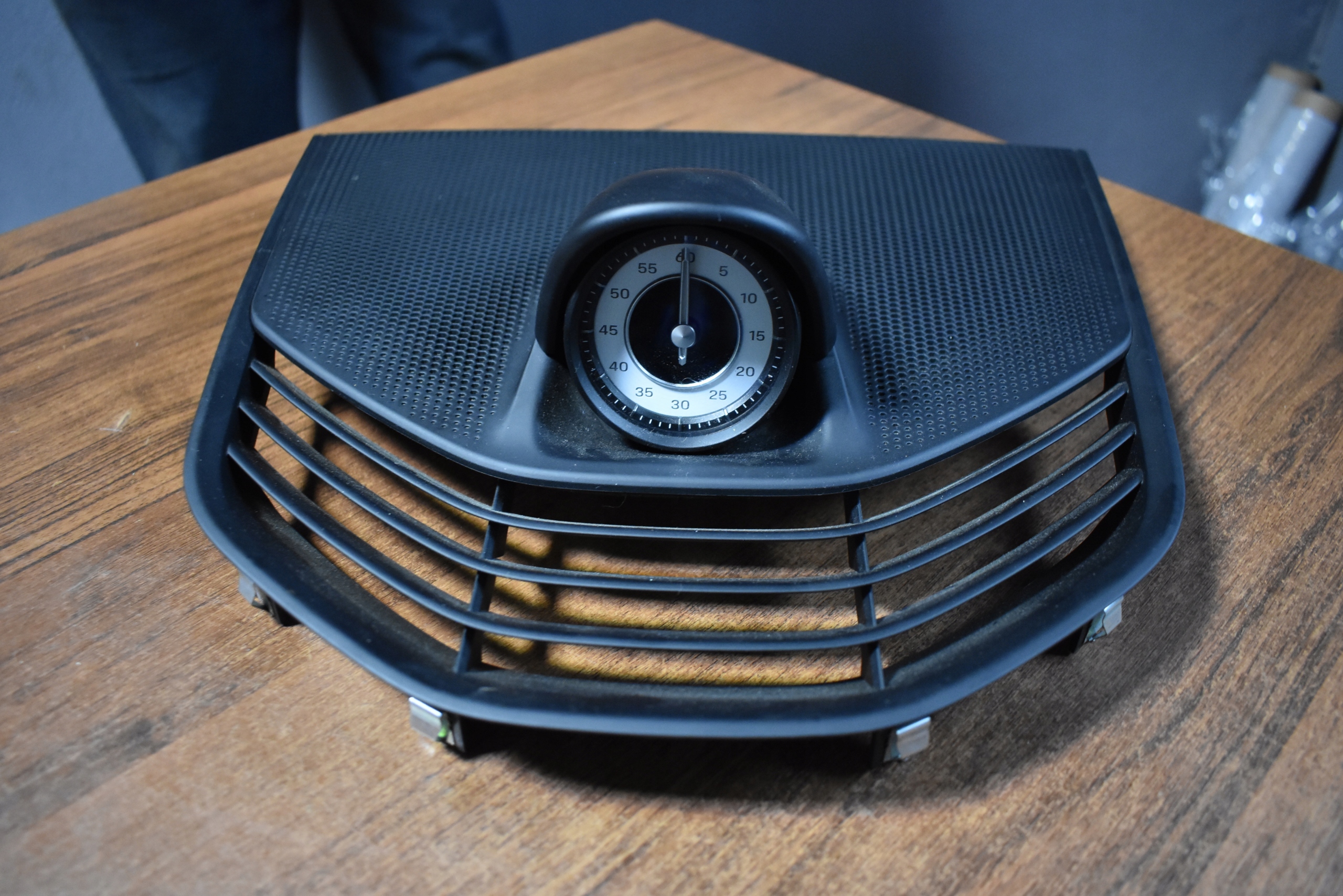 IDEALNY STOPER GRILLE CONSOLE PORSCHE TAYCAN 1