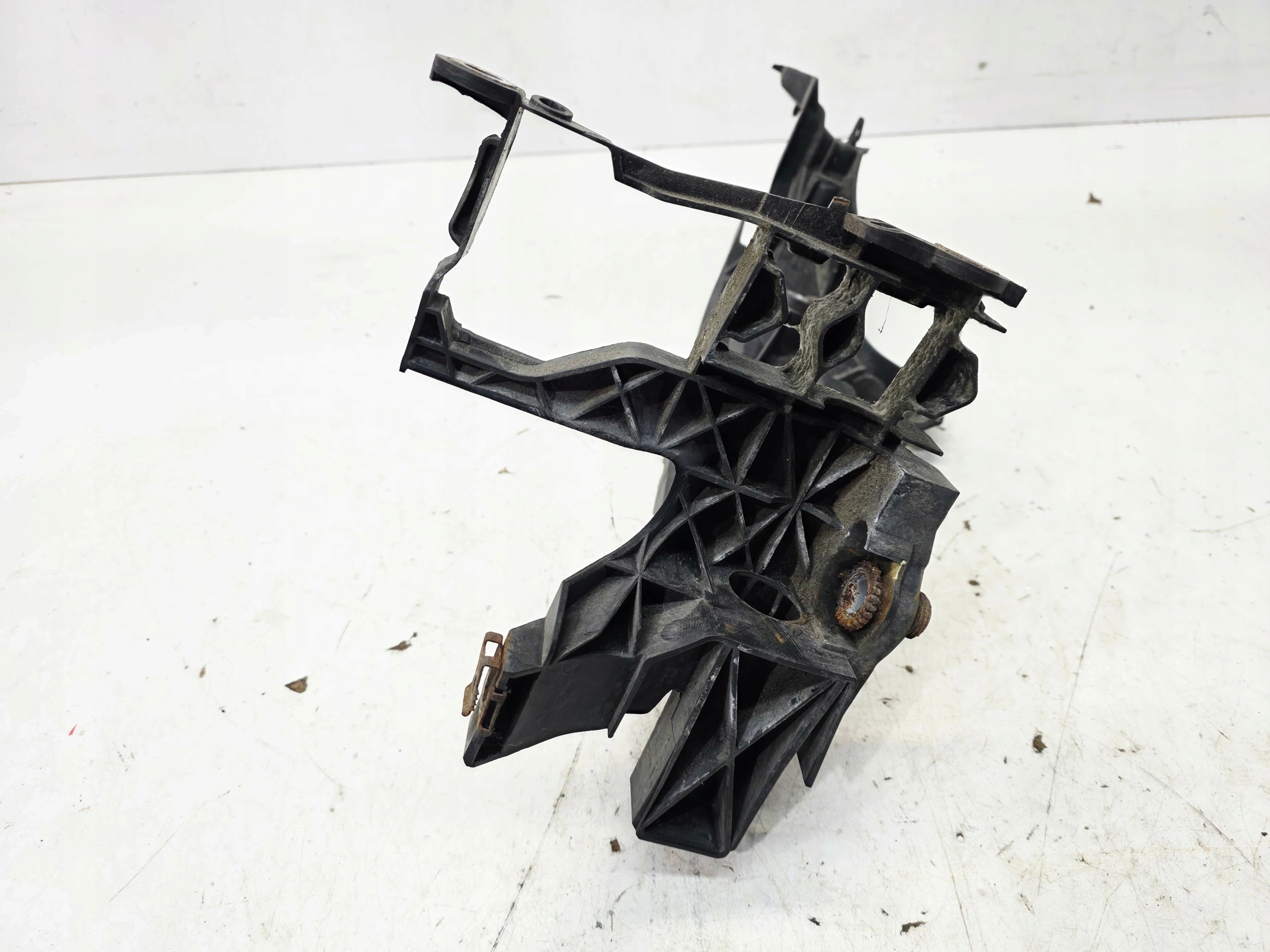 support holder REFLEKTORA right front AUDI A4 B8 LIFT 8K0805608B