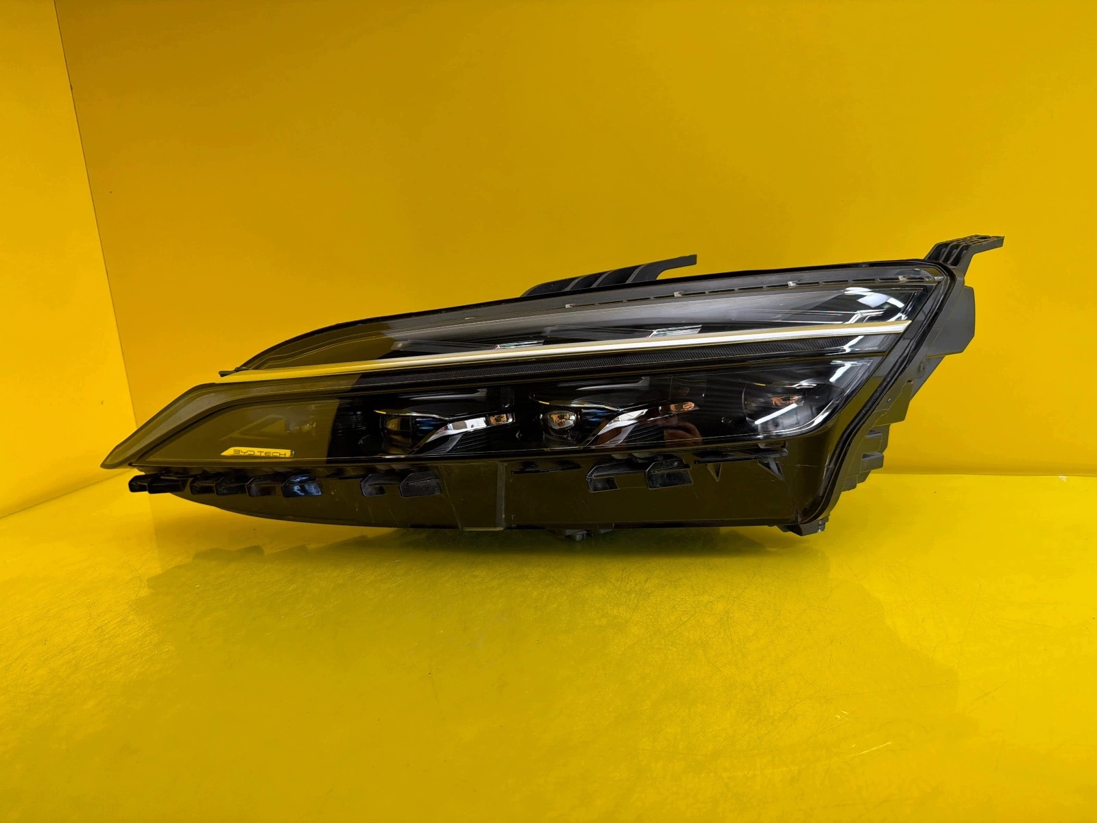 light front left BYD HAN complete HCE-4121010F