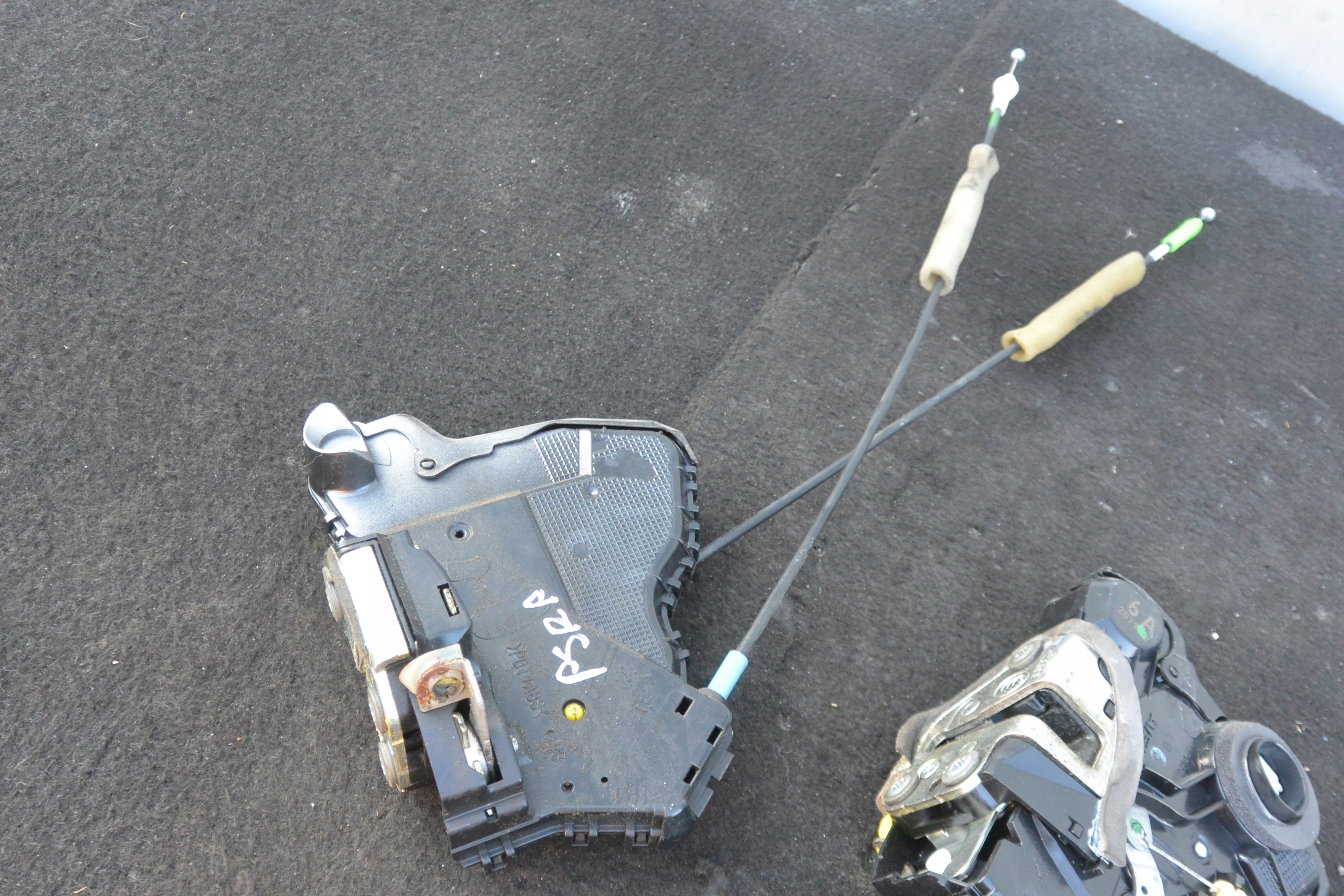 lock door right front TOYOTA PRIUS plus + EUROPA