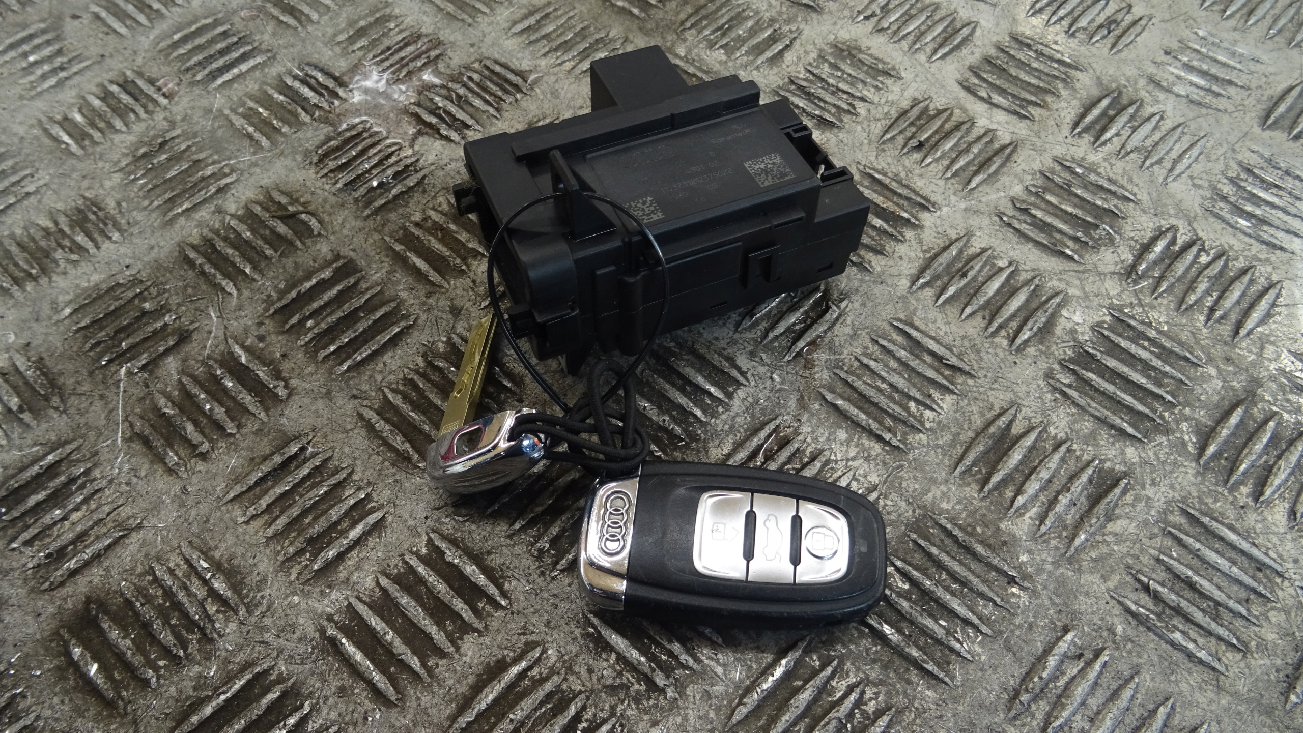 ignition player kluczyka Audi OE 8K0909131D