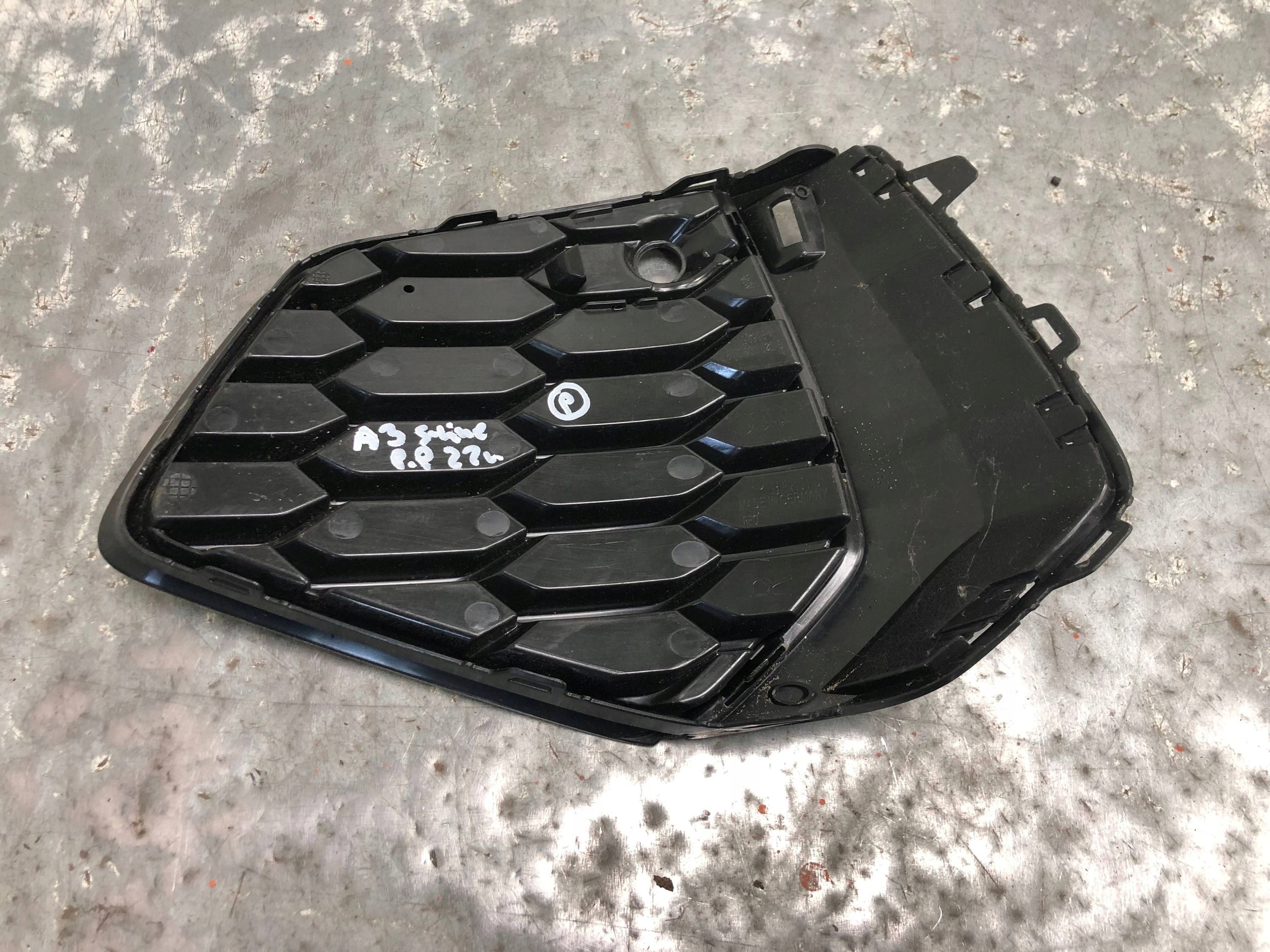 grid of a bumper right front AUDI A3 8Y S-LINE 8Y0807682B