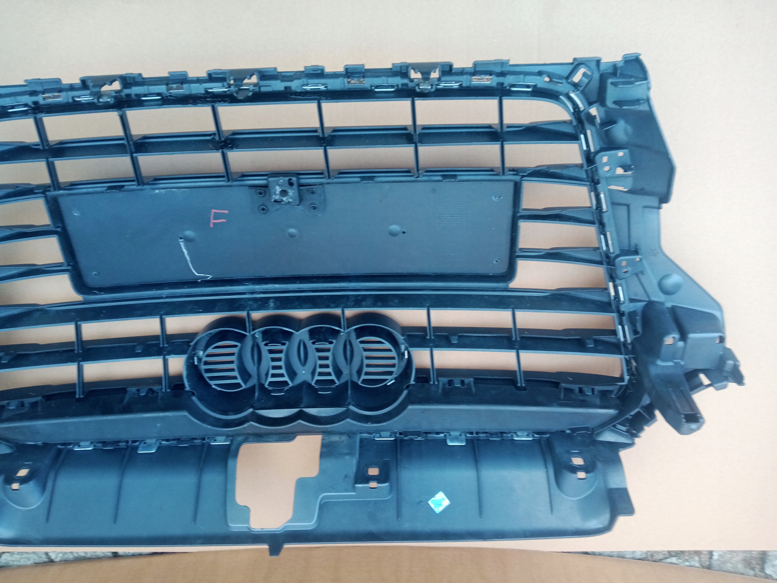 Audi A3 решетка радиатора 8V3853651 2013R-