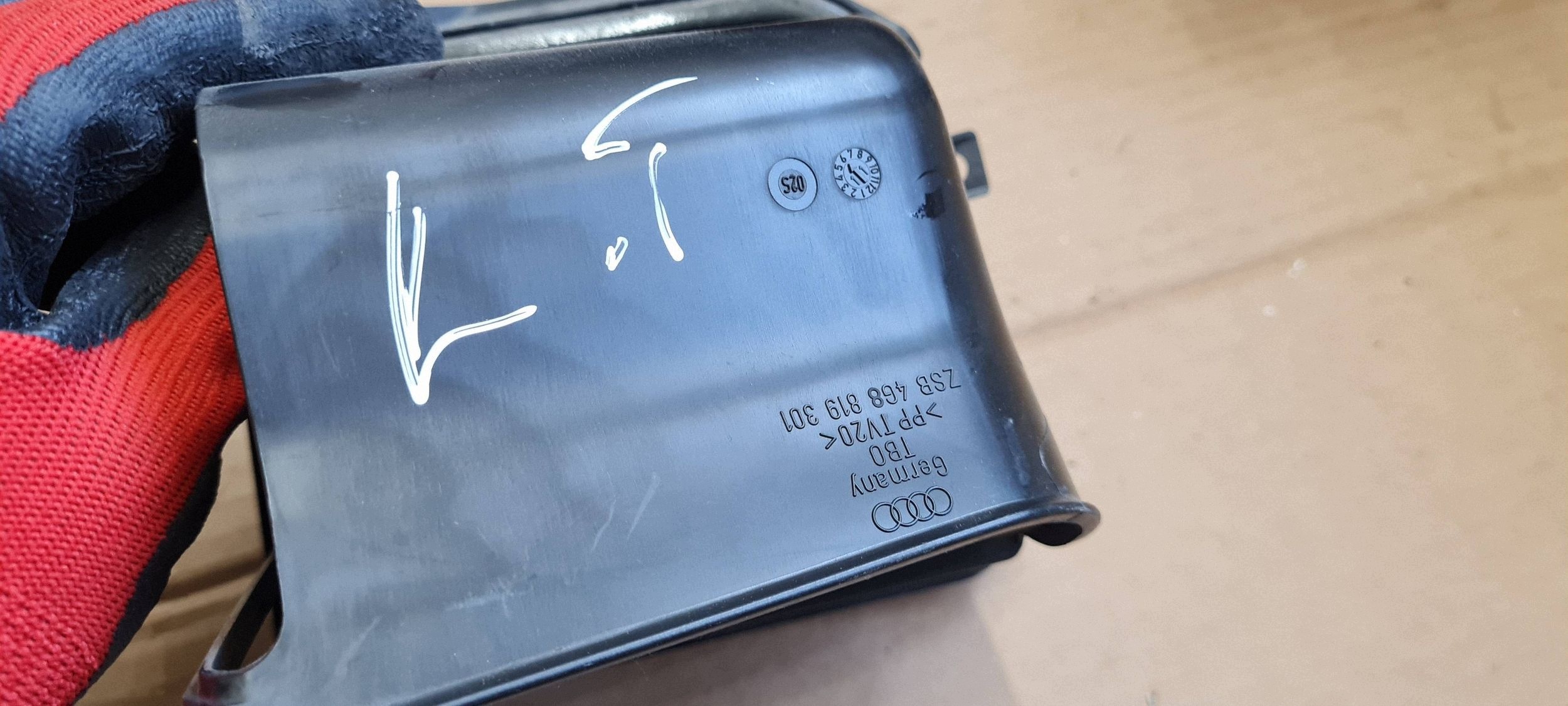 A7 4G S7 grid WENTYLACYJNA boot left rear part 4G8819301
