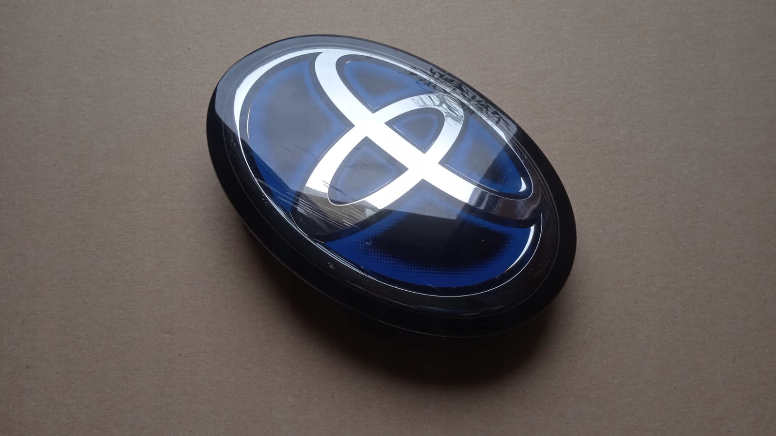 ZNACZEK EMBLEMAT LOGO PRZÓD PRZEDNI TOYOTA RAV4 V 18- Liczba sztuk 1 szt.