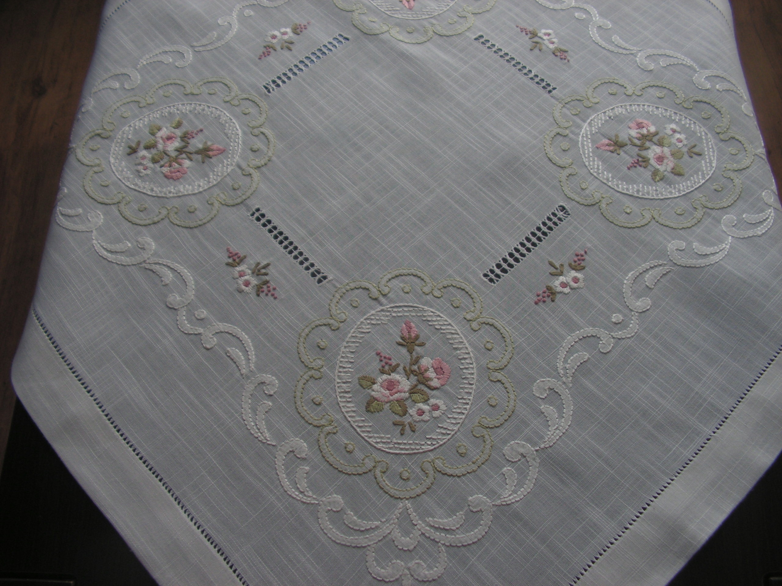 Милая Вышитая Скатерть