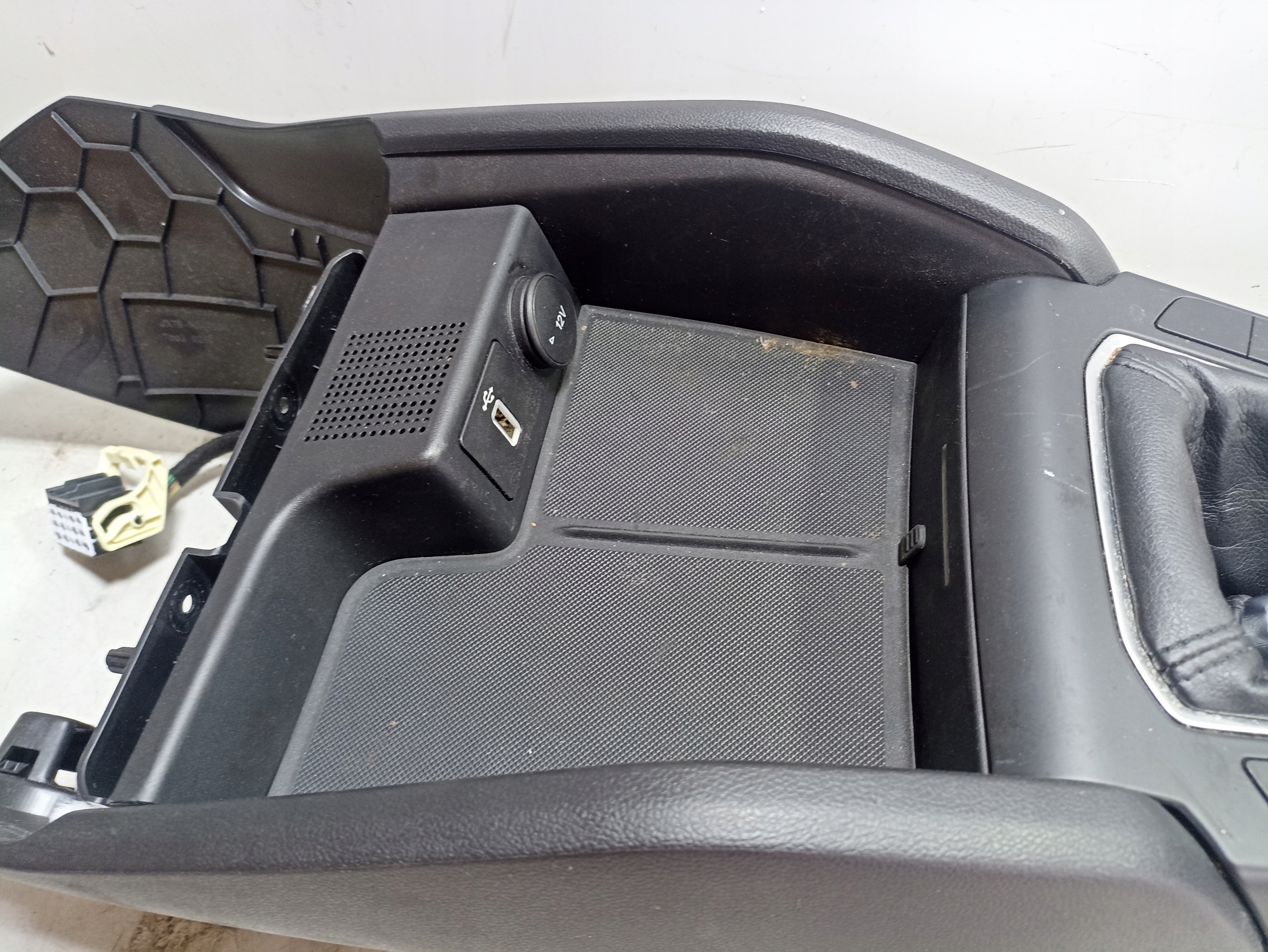 FORD Focus MK4 подлокотник тунель середина