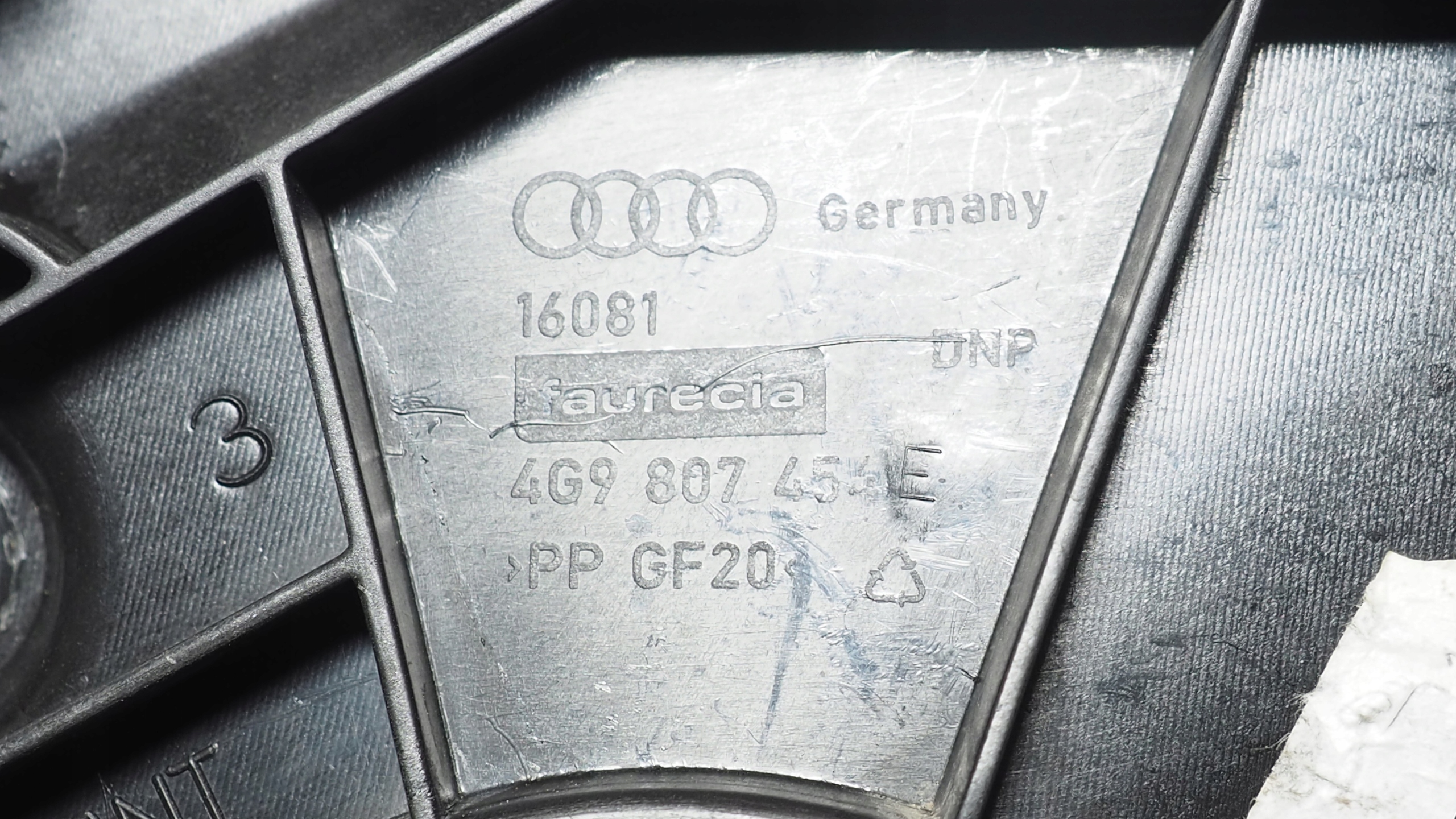 Audi A6 C7 Kombi bumper bracket right rear part 4G9807454E