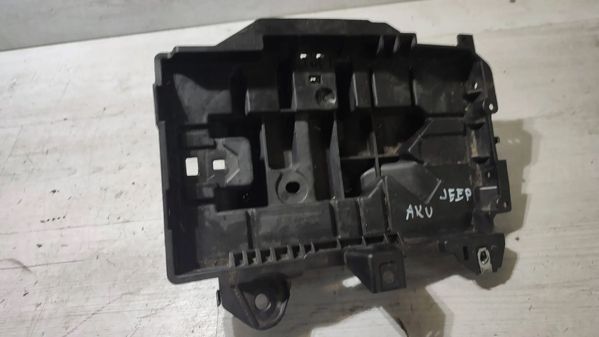 Jeep Cherokee KL 15r. 2.0d obal akumulátoru