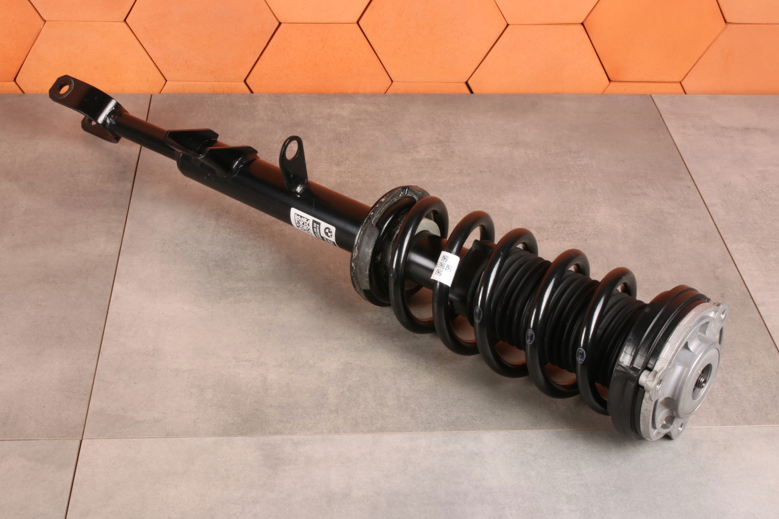 BMW 5' G60 530e B48X HYBRYDA shock absorber right front front 5B3E064