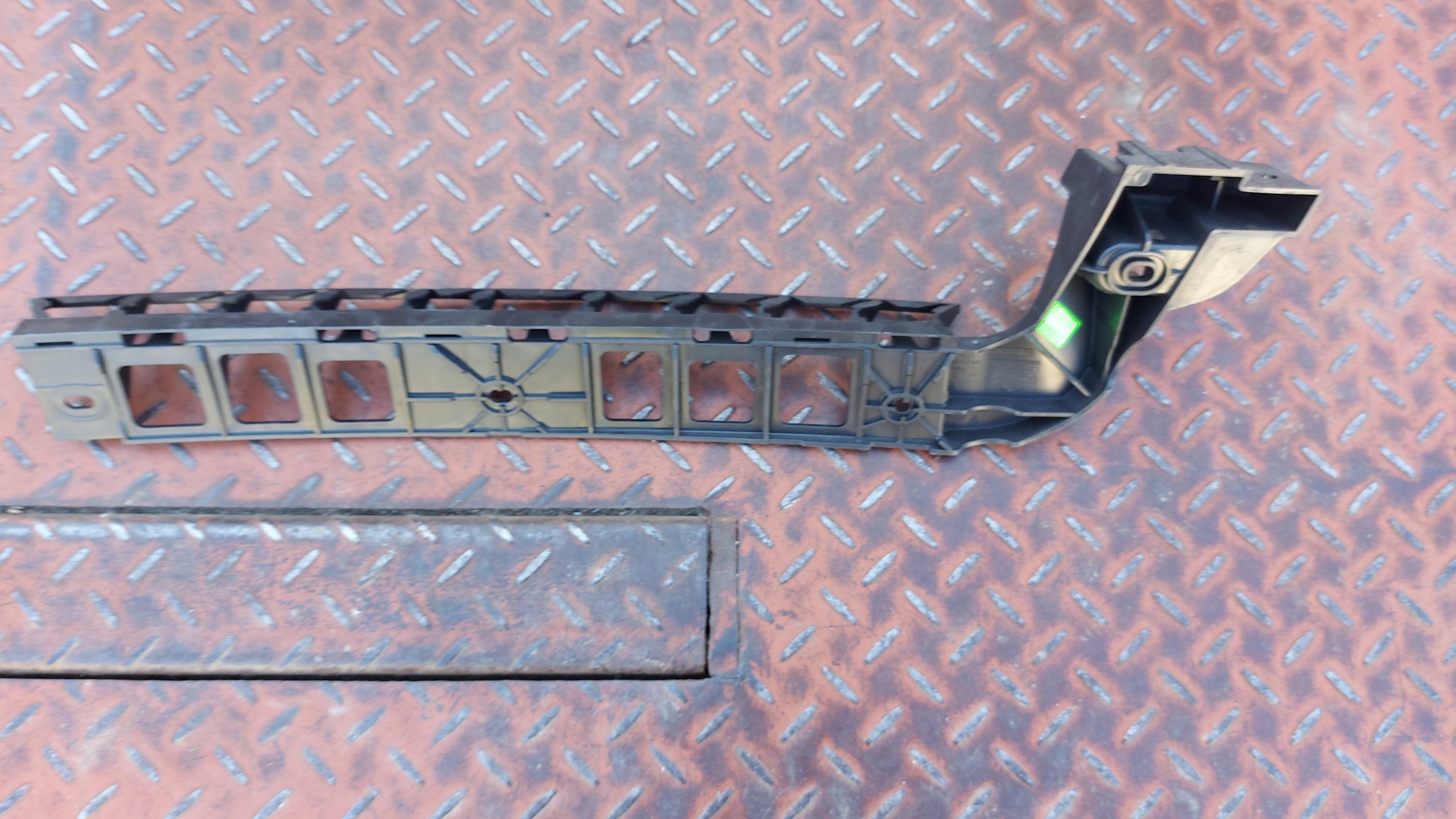 bumper bracket left rear part SKODA OCTAVIA III HB
