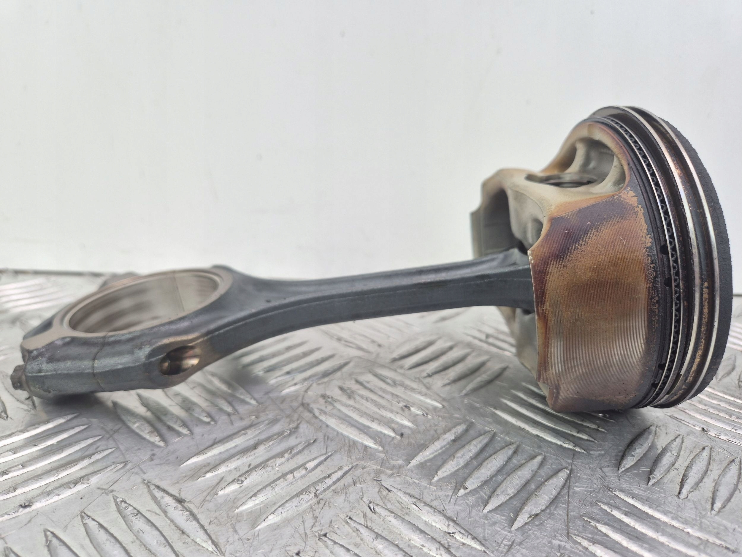 piston with connecting rod Mercedes E500 W212 098106 M273.970