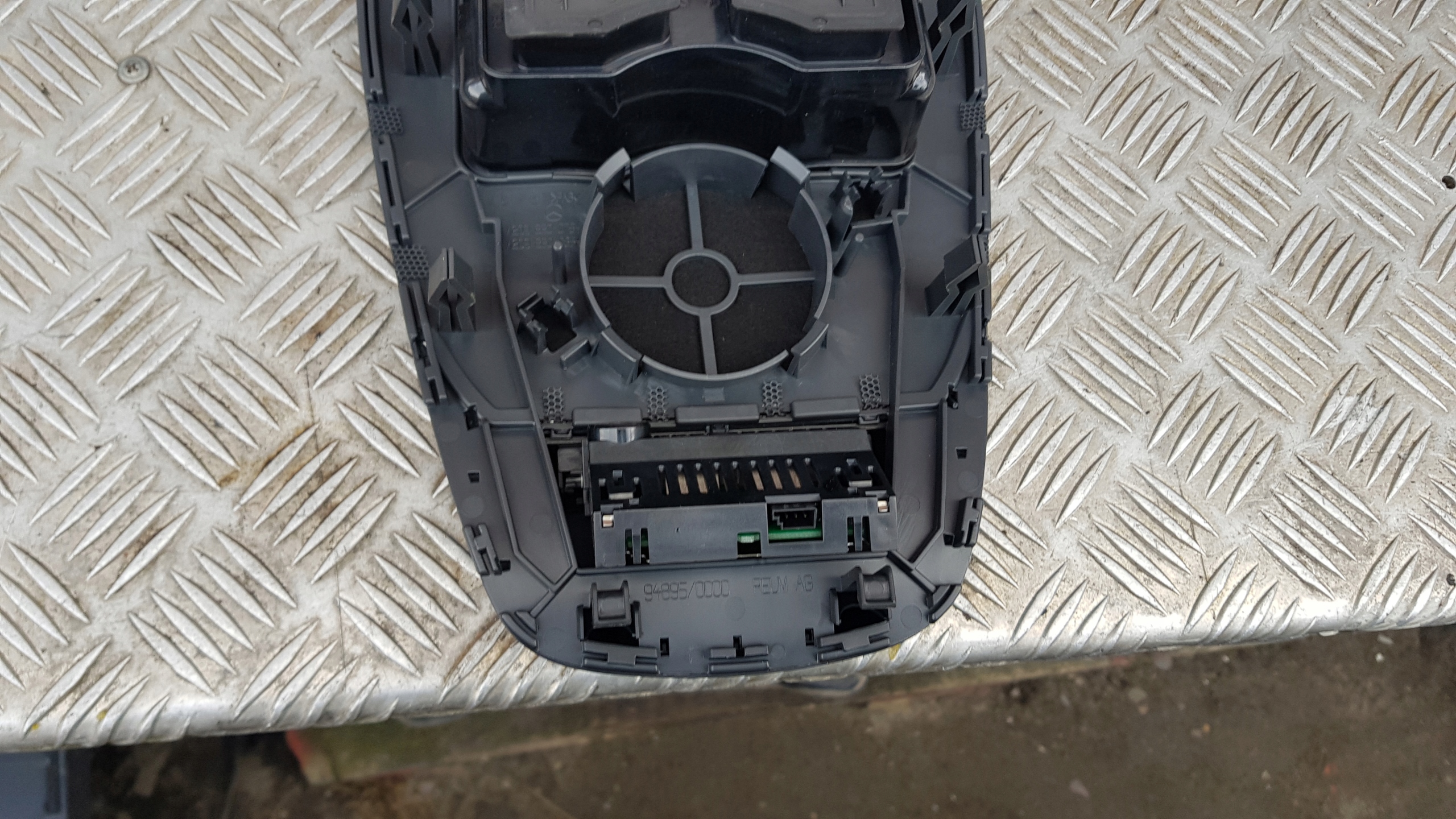 MERCEDES W209 grid consoles central a2098300754