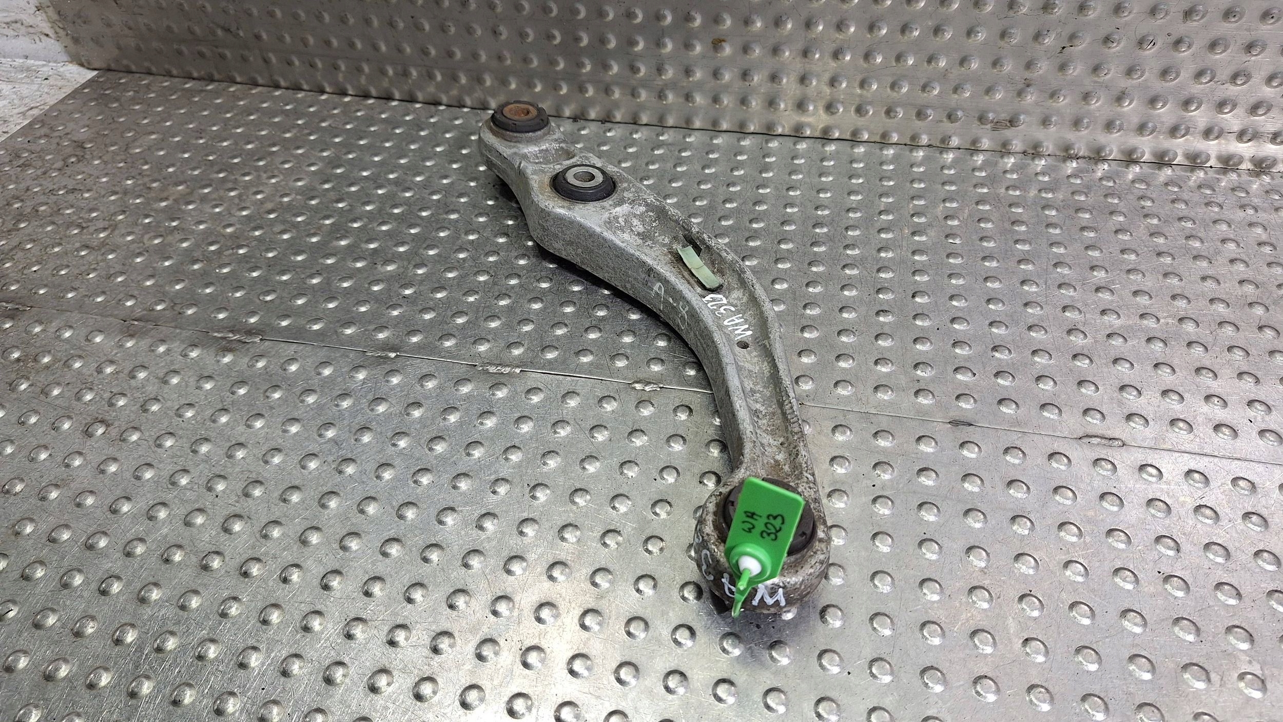 arm left rear part 4D0505323F AUDI A8 D2