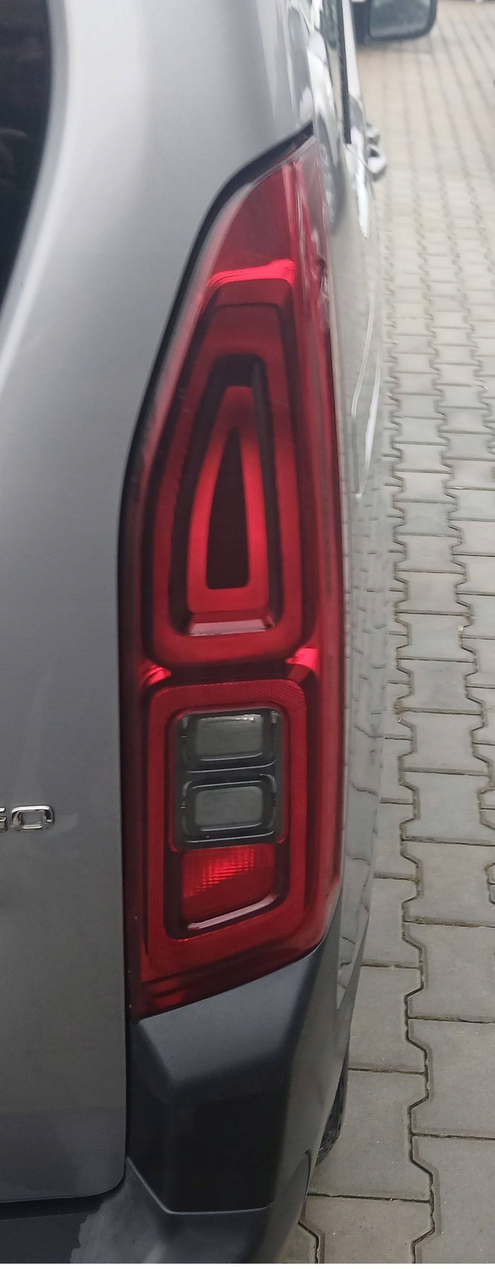 CITROEN BERLINGO IV LAMPA TYLNA PRAWA PRAWY TYŁ 2019R