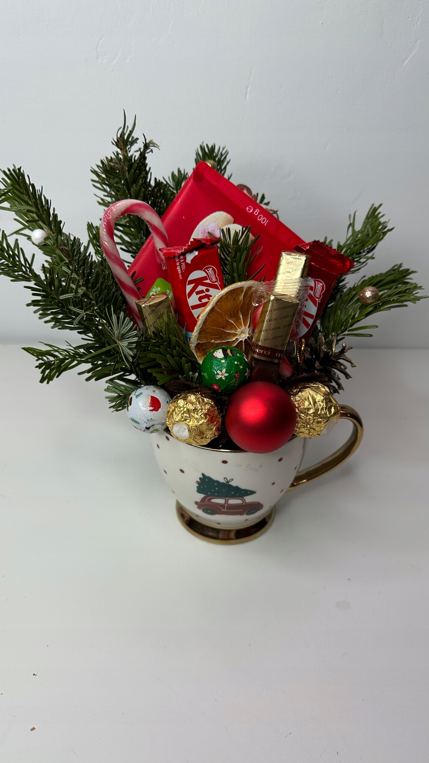 Levně Bílo-zlatý vánoční hrnek s červeným autem