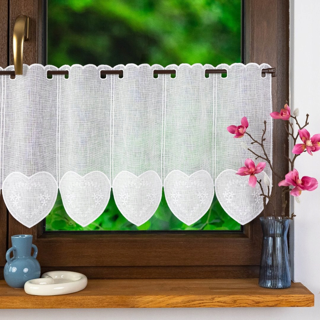 Vitrážová Záclona Vyšívaná Do Srdce Připravená K Zavěšení – 216 cm šířka x 40 cm výška