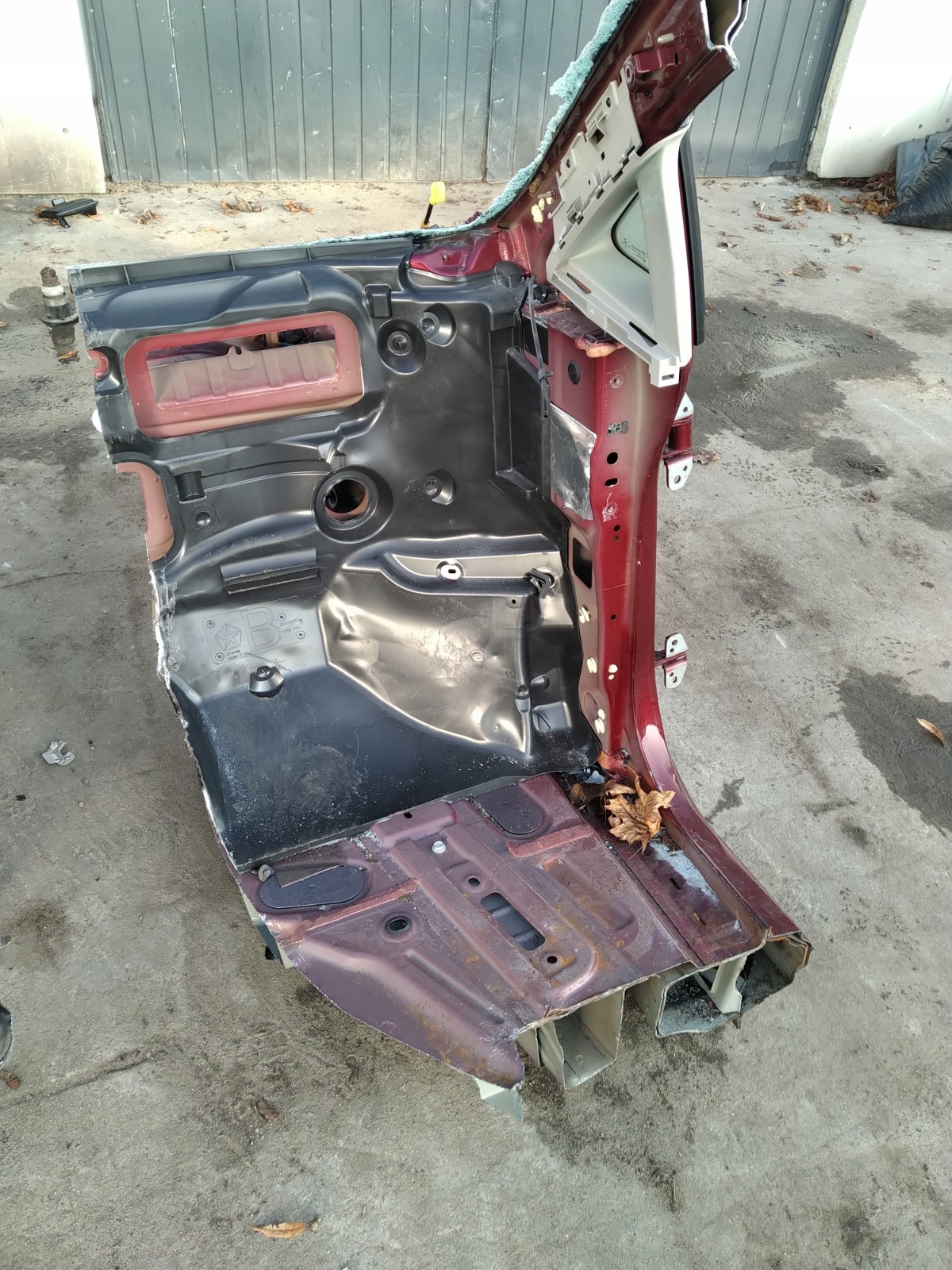 CHRYSLER PACIFICA 17-25R четверть правый передний порог