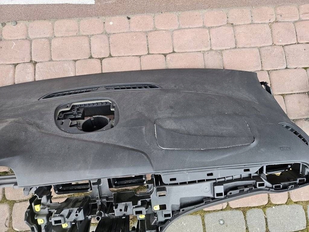 dashboard console cockpit wystrzelona Opel Corsa E
