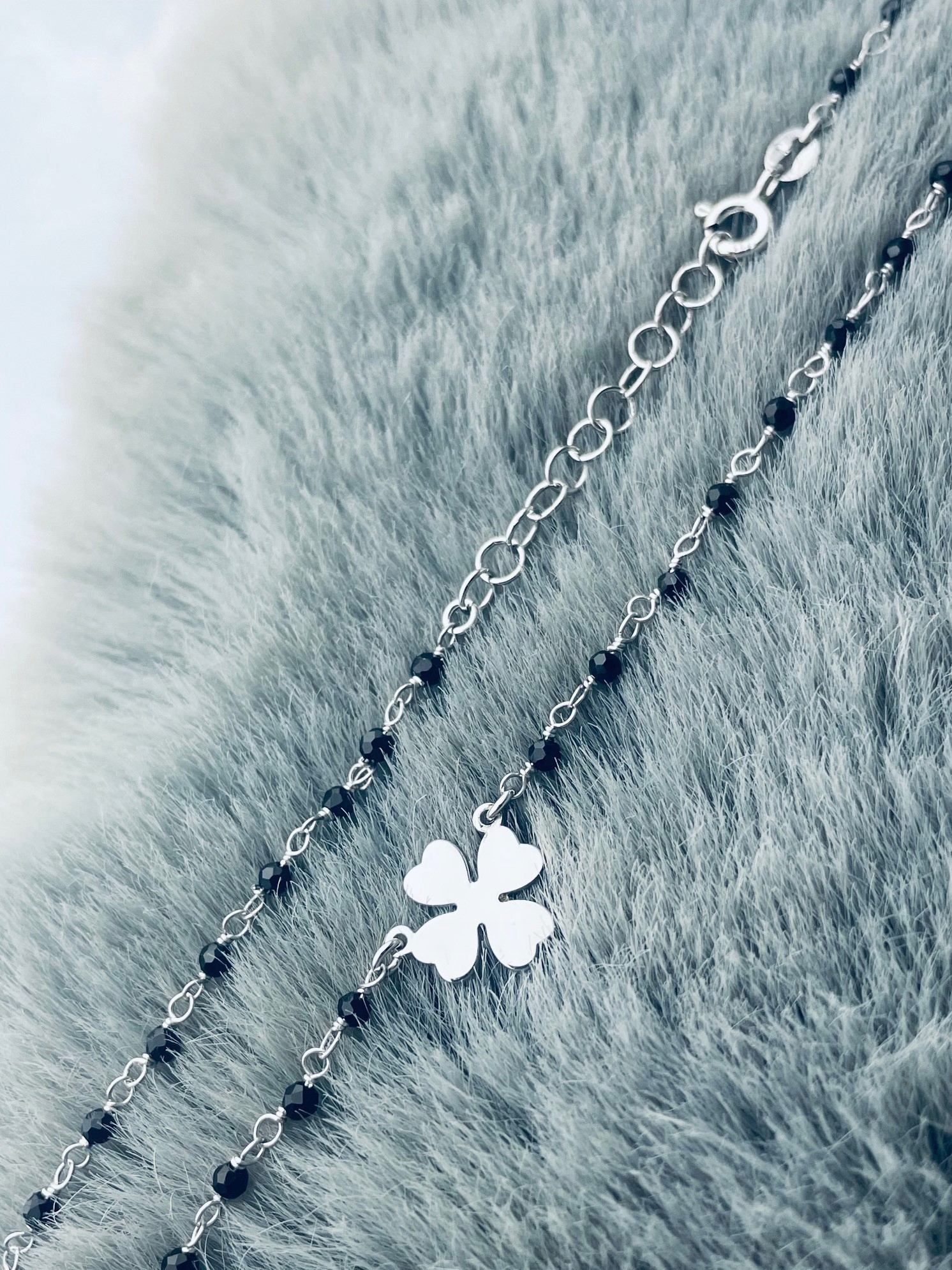 Stříbrný náhrdelník s onyxem, čtyřlístek čtyřlístek