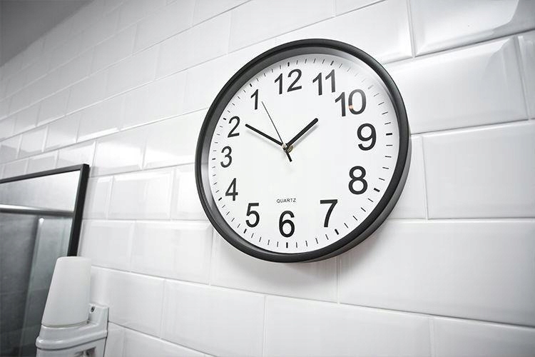 ZEGAR COAFAJĄCY CZAS 30cm w odwrotnym kierunku Bohater brak