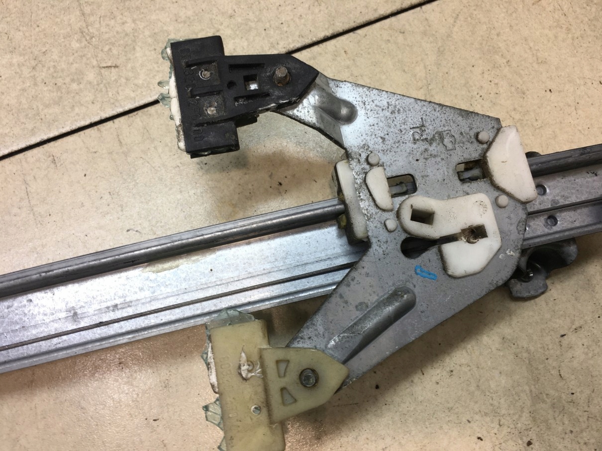 window regulator left rear part PRIMERA P11 2 PIN