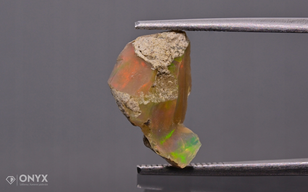 Opal z Etiopie hrudka 15x10 mm