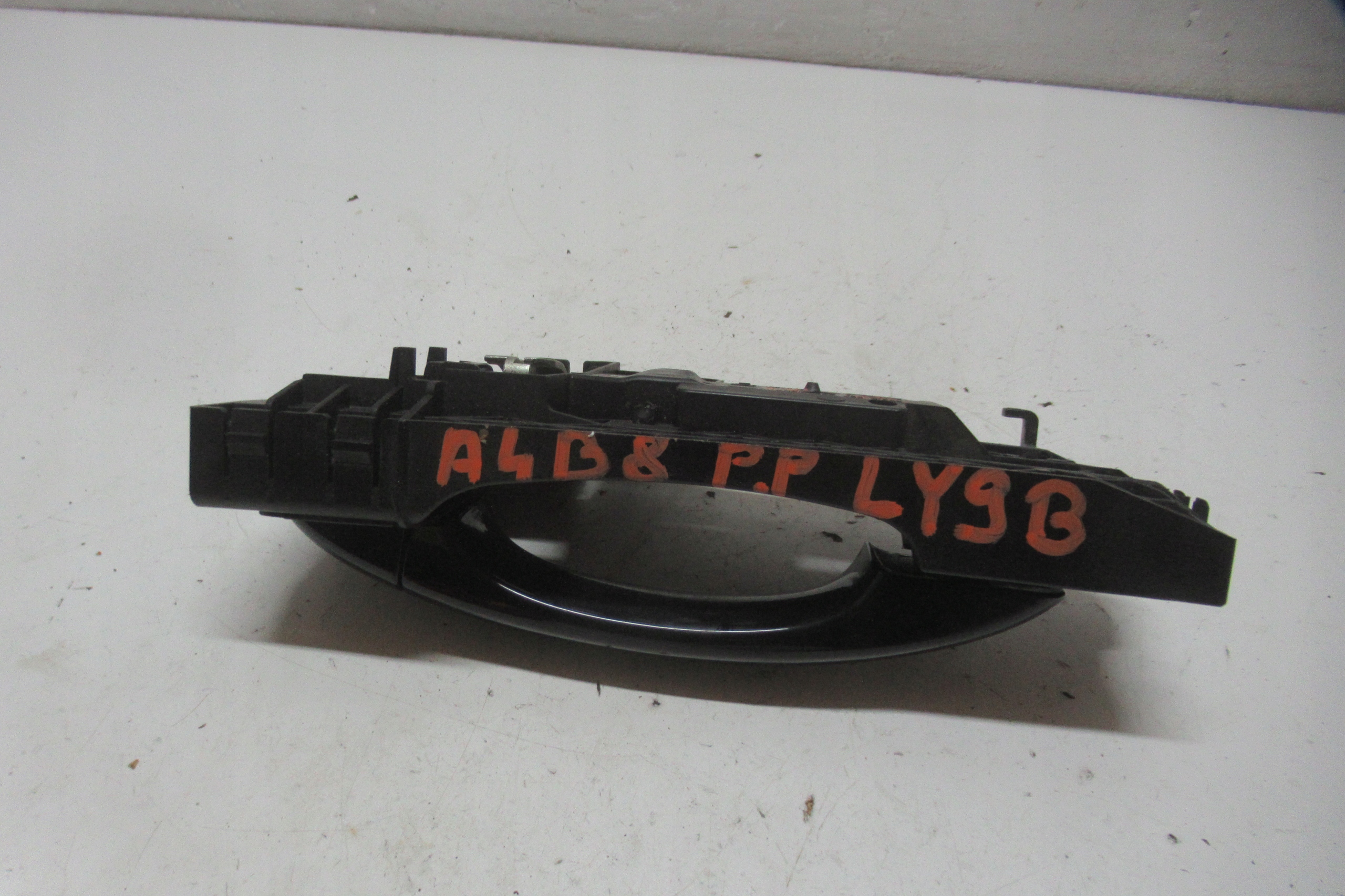 AUDI A4 B8 FL 2.0 TFSI 14R handle exterior right front 8T2837886 LY9B