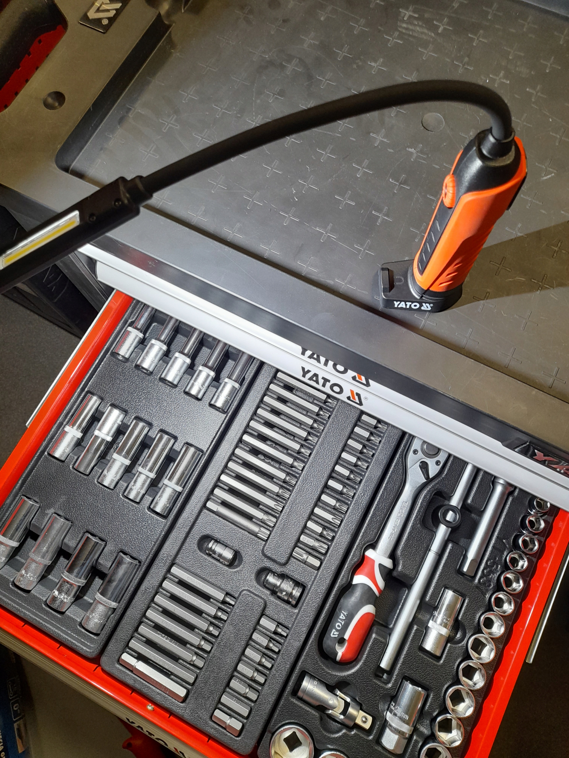 LAMPA WARSZTATOWA LED ELASTYCZNE RAMIĘ MAGNES YATO Marka Yato