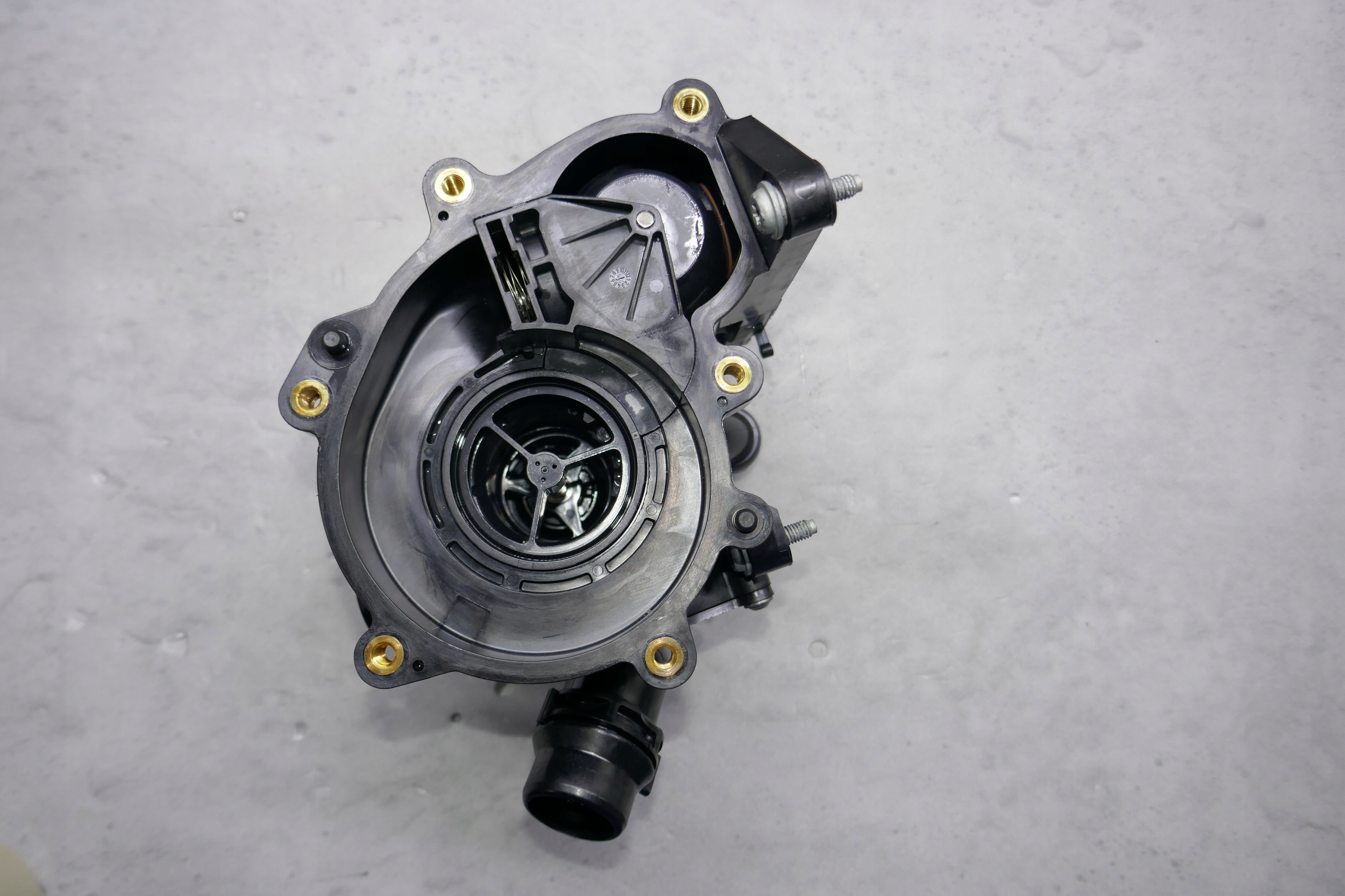 OBUDOWA TERMOSTATU 06L121111J TFSI SUPER STAN Producent części Volkswagen OE