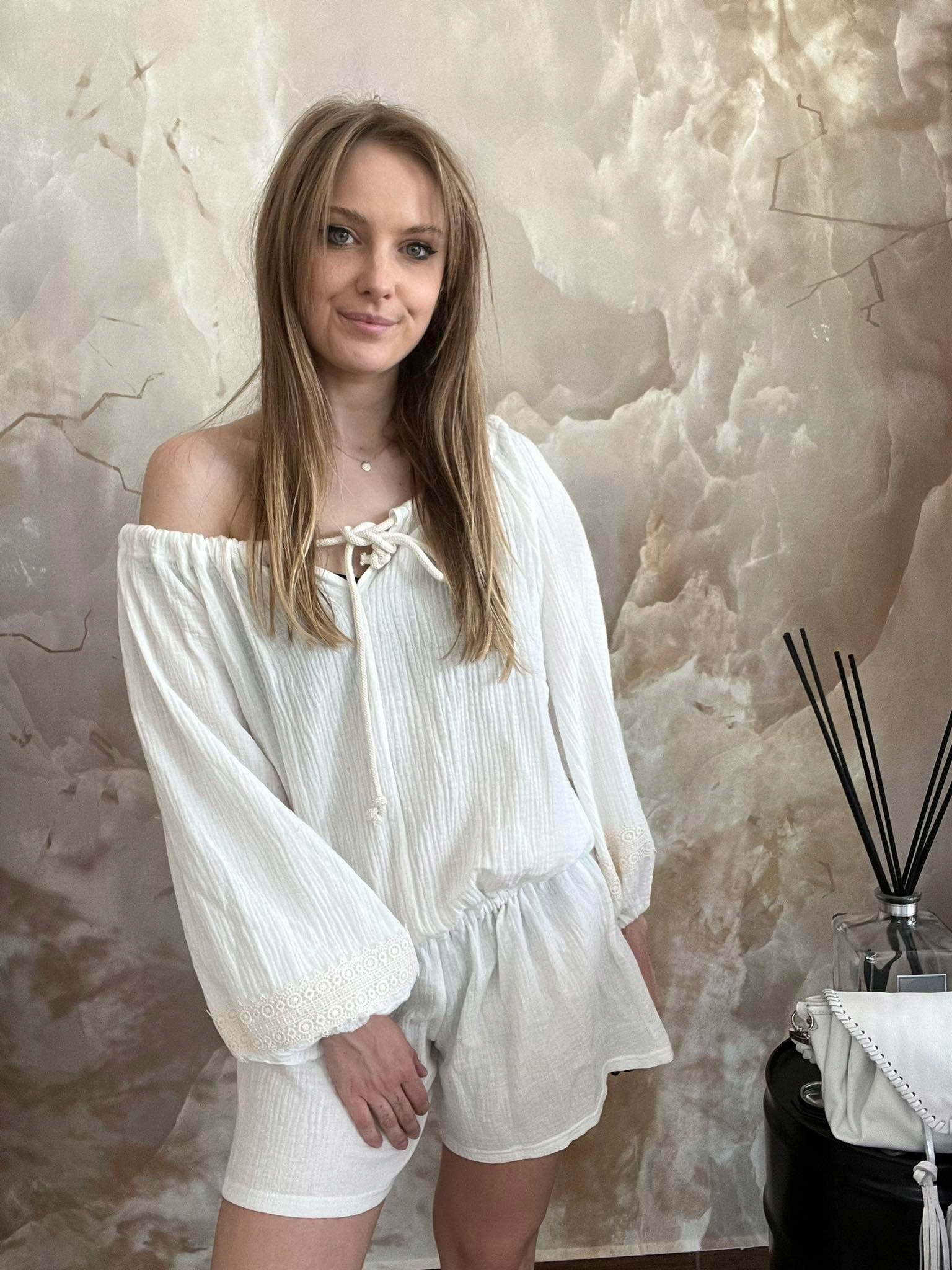 BY O LA LA...! KOMBINEZON MUŚLINOWY ŚMIETANA L 40 Marka BY O LA LA